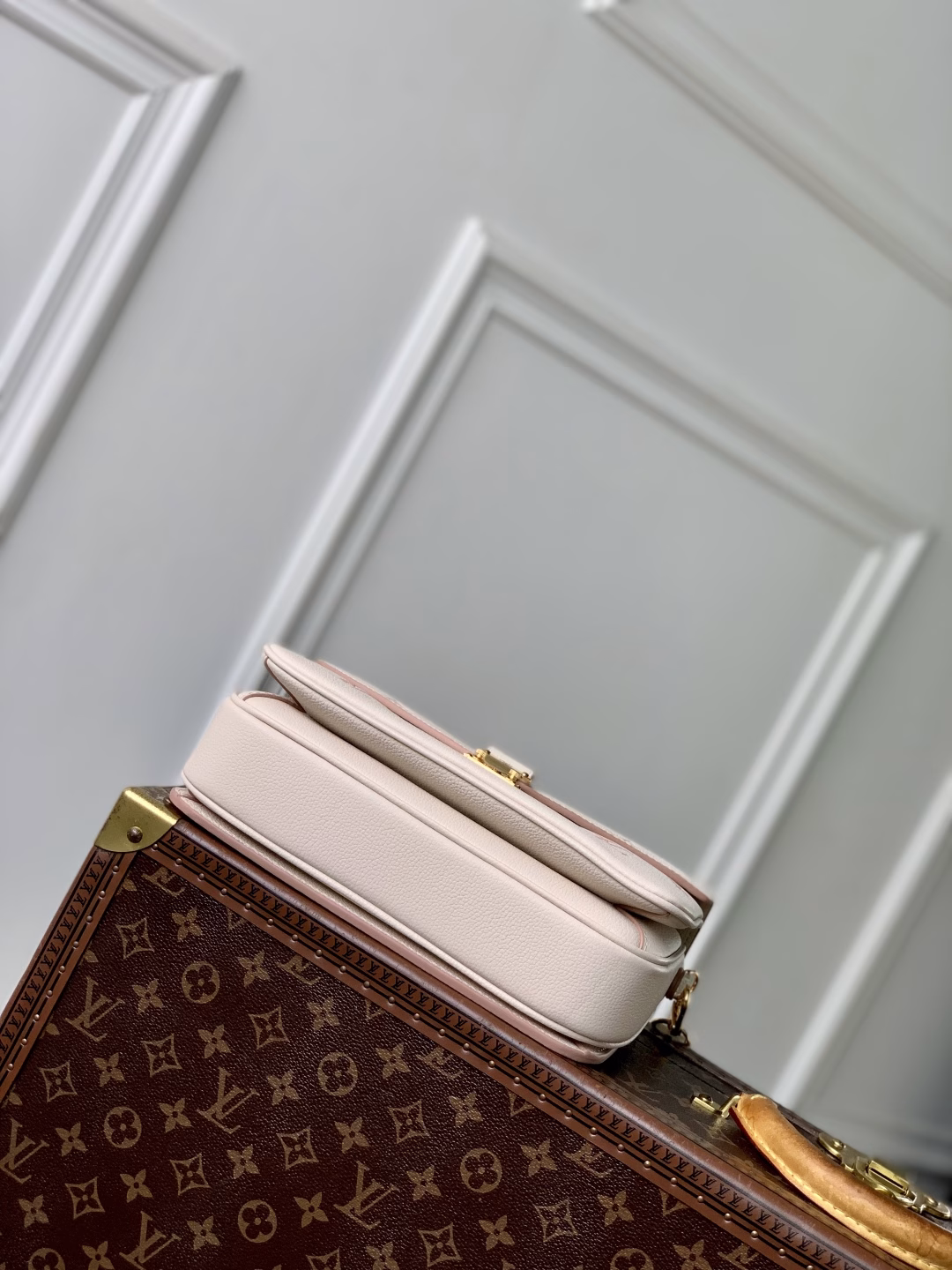 Crafted in Monogram Empreinte leather with a tonal silhouette, this Pochette Métis MM edition is a stylish everyday choice. Decorated with gold-tone metal hardware, including the signature S lock, it opens to reveal an elegant striped lining with three compartments for essentials. It can be carried crossbody, on the shoulder or by hand.
