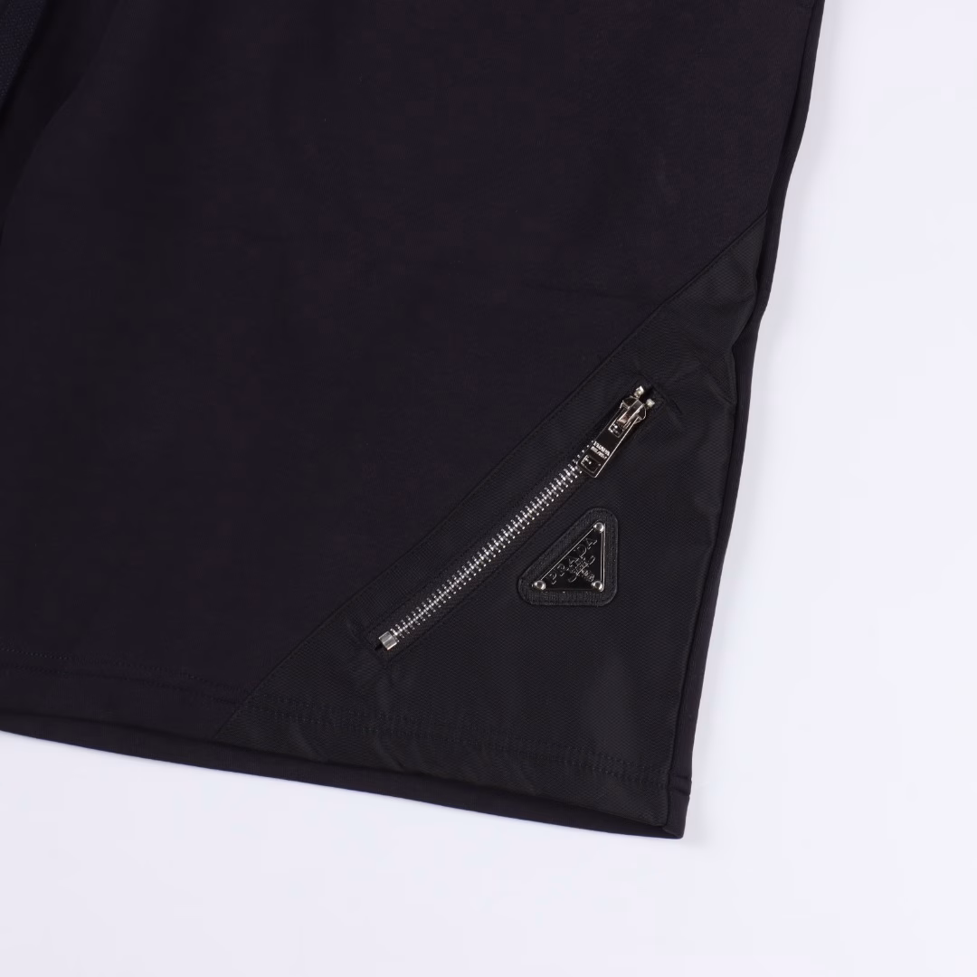 Prada 25ss space cotton hem oblique triangle pocket zipper shortsFashionable tailoring design with personality, simple but not simple, neat and tight lining, soft and delicate touch, comfortable and breathable upper body, eye-catching contrast stitching, classic triangle zipper pocket. The best choice is to match with the same style polo.