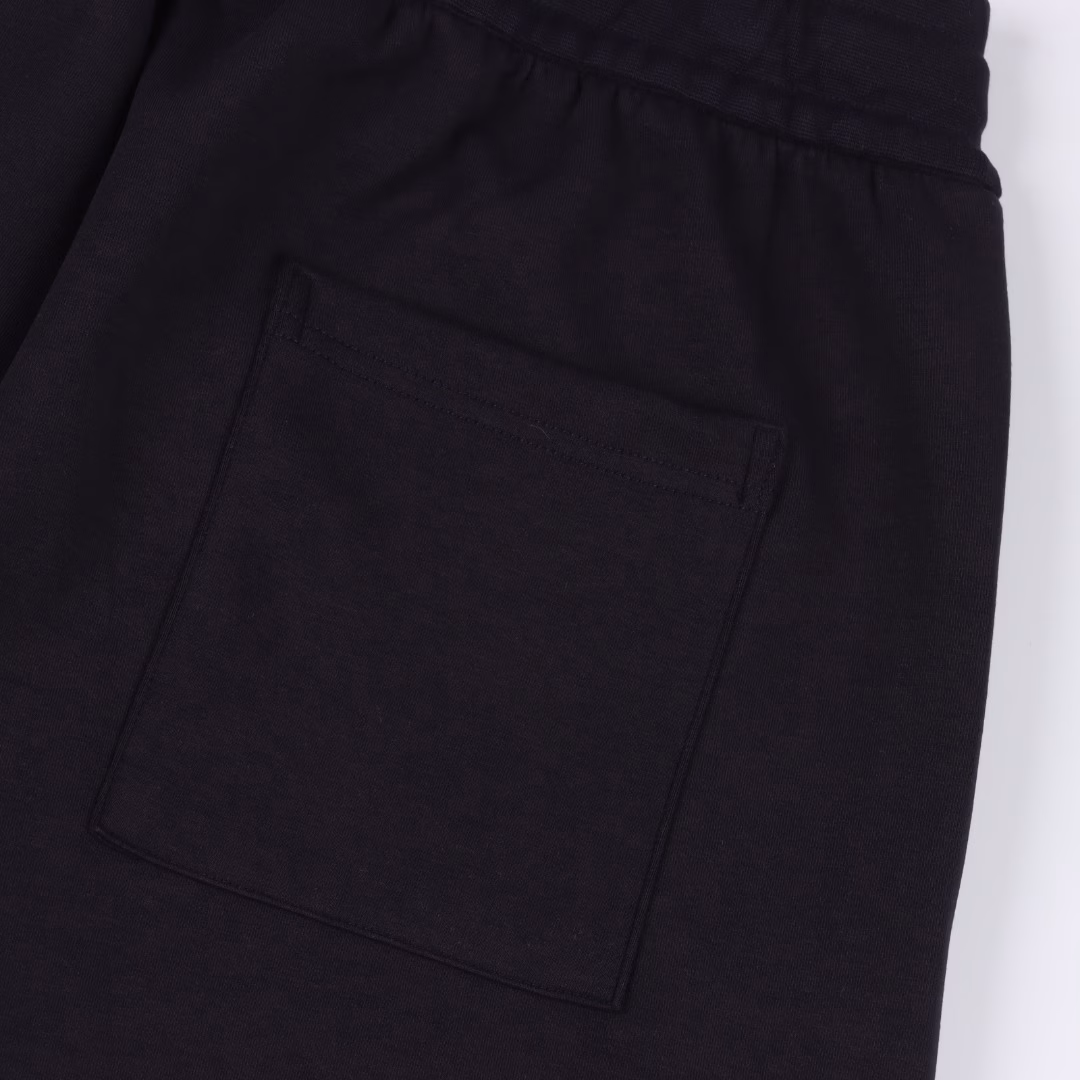 Prada 25ss space cotton hem oblique triangle pocket zipper shortsFashionable tailoring design with personality, simple but not simple, neat and tight lining, soft and delicate touch, comfortable and breathable upper body, eye-catching contrast stitching, classic triangle zipper pocket. The best choice is to match with the same style polo.