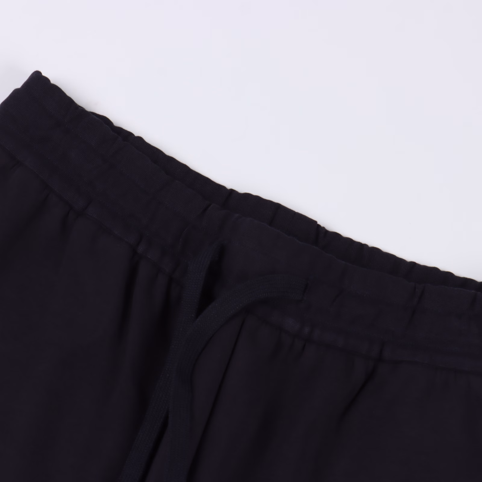 Prada 25ss space cotton hem oblique triangle pocket zipper shortsFashionable tailoring design with personality, simple but not simple, neat and tight lining, soft and delicate touch, comfortable and breathable upper body, eye-catching contrast stitching, classic triangle zipper pocket. The best choice is to match with the same style polo.