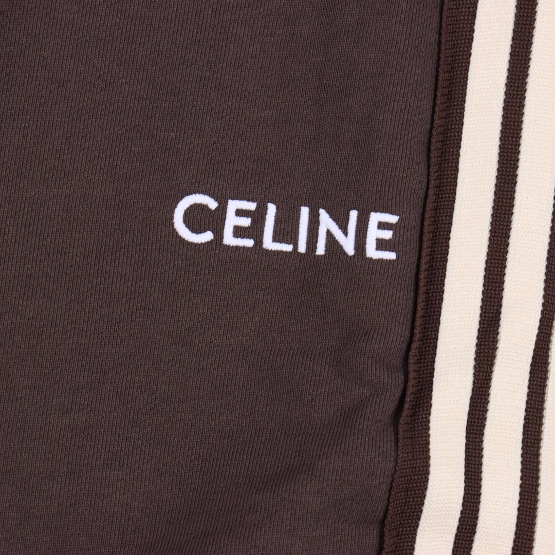 Celine classic side webbing shortsA hot item is coming, retro trend webbing embellished elastic waist casual shorts!! A very classic style, elastic waist, side pockets, and webbing embellishment design on both sides. Retro trend and detailed! The fabric is made of custom-made high-count pure cotton material, which is breathable, soft and skin-friendly, and has a delicate touch. The waist is knitted with elastic waist and drawstring, so you don’t have to worry about the discomfort of being too loose or too tight. Unisex style
