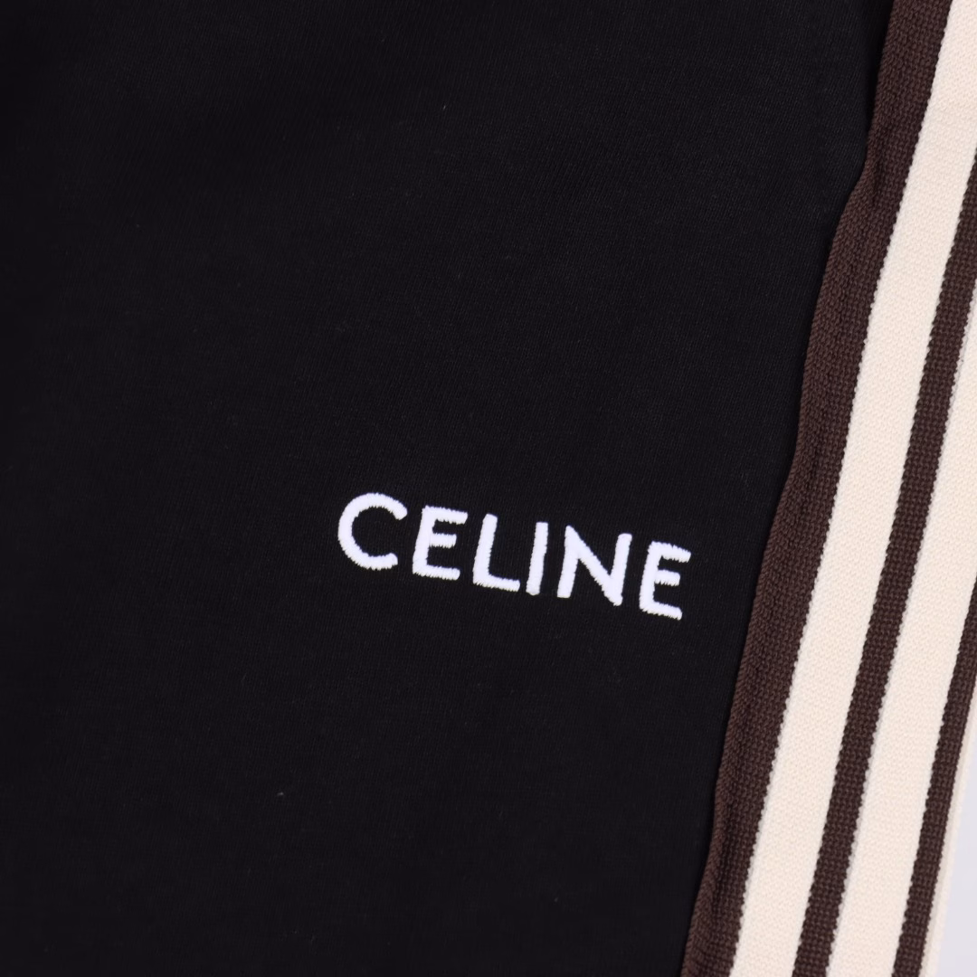 Celine classic side webbing shortsA hot item is coming, retro trend webbing embellished elastic waist casual shorts!! A very classic style, elastic waist, side pockets, and webbing embellishment design on both sides. Retro trend and detailed! The fabric is made of custom-made high-count pure cotton material, which is breathable, soft and skin-friendly, and has a delicate touch. The waist is knitted with elastic waist and drawstring, so you don’t have to worry about the discomfort of being too loose or too tight. Unisex style