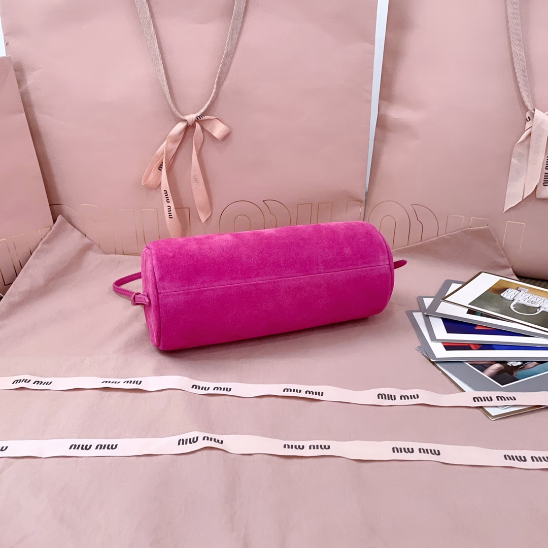 MiuM small cylindrical bag, made of new suede leather, soft leather, with adjustable shoulder straps, the real thing is really super texture, similar to the cylindrical structure with a super sense of design, small but very delicate, hot and cute, full of girlish feeling, large capacity, simple and convenient to carry under the armpit