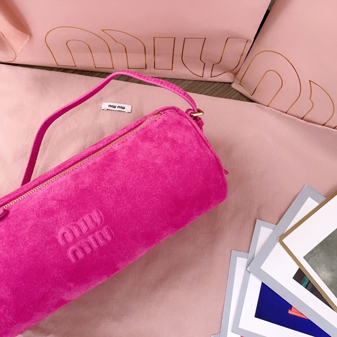 MiuM small cylindrical bag, made of new suede leather, soft leather, with adjustable shoulder straps, the real thing is really super texture, similar to the cylindrical structure with a super sense of design, small but very delicate, hot and cute, full of girlish feeling, large capacity, simple and convenient to carry under the armpit