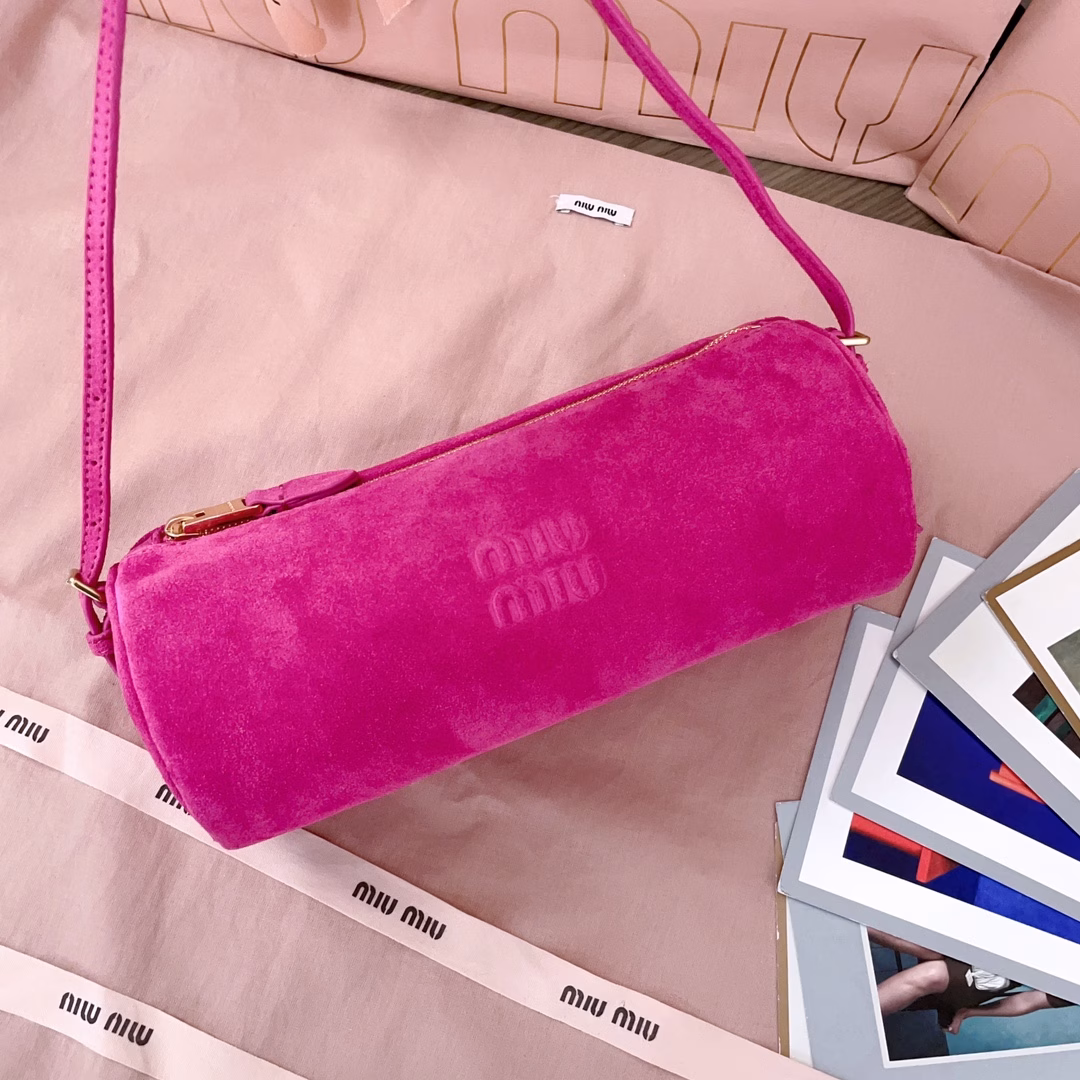 MiuM small cylindrical bag, made of new suede leather, soft leather, with adjustable shoulder straps, the real thing is really super texture, similar to the cylindrical structure with a super sense of design, small but very delicate, hot and cute, full of girlish feeling, large capacity, simple and convenient to carry under the armpit