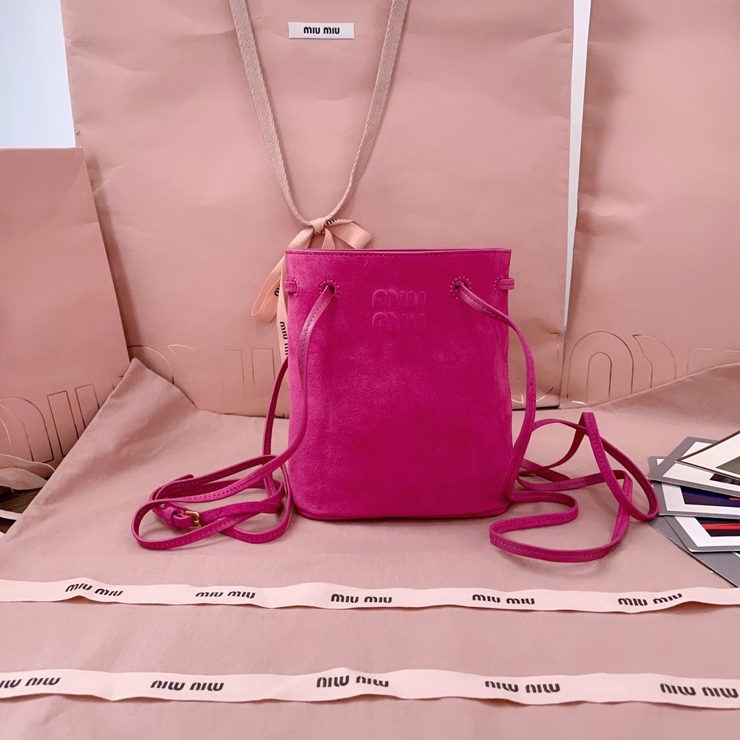 New suede mini bucket bag, high-grade soft leather, high cost performance, can handle various styles, very cute, can be shouldered, cross-body, hand-held, shoulder, changeable shape, the bag is small but very large