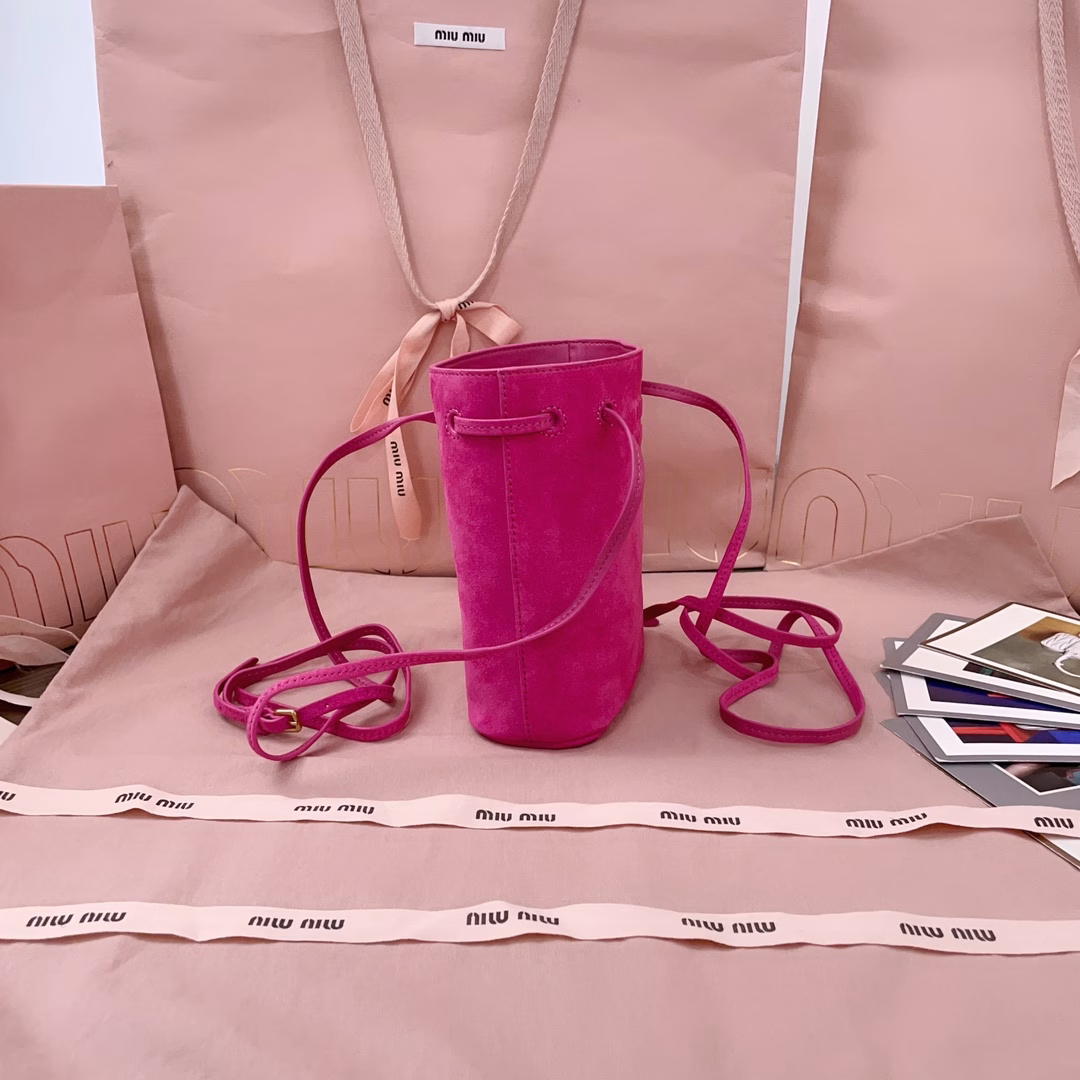 New suede mini bucket bag, high-grade soft leather, high cost performance, can handle various styles, very cute, can be shouldered, cross-body, hand-held, shoulder, changeable shape, the bag is small but very large
