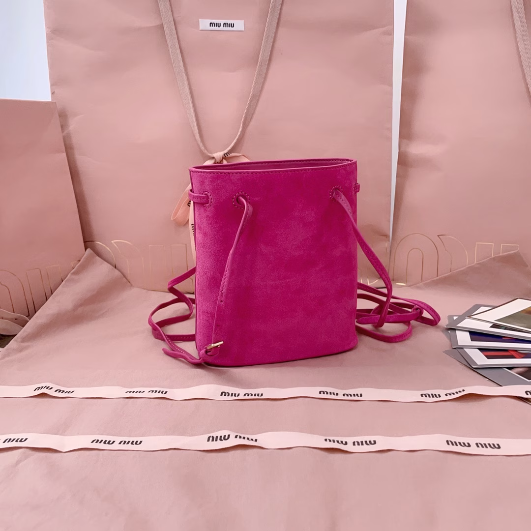 New suede mini bucket bag, high-grade soft leather, high cost performance, can handle various styles, very cute, can be shouldered, cross-body, hand-held, shoulder, changeable shape, the bag is small but very large