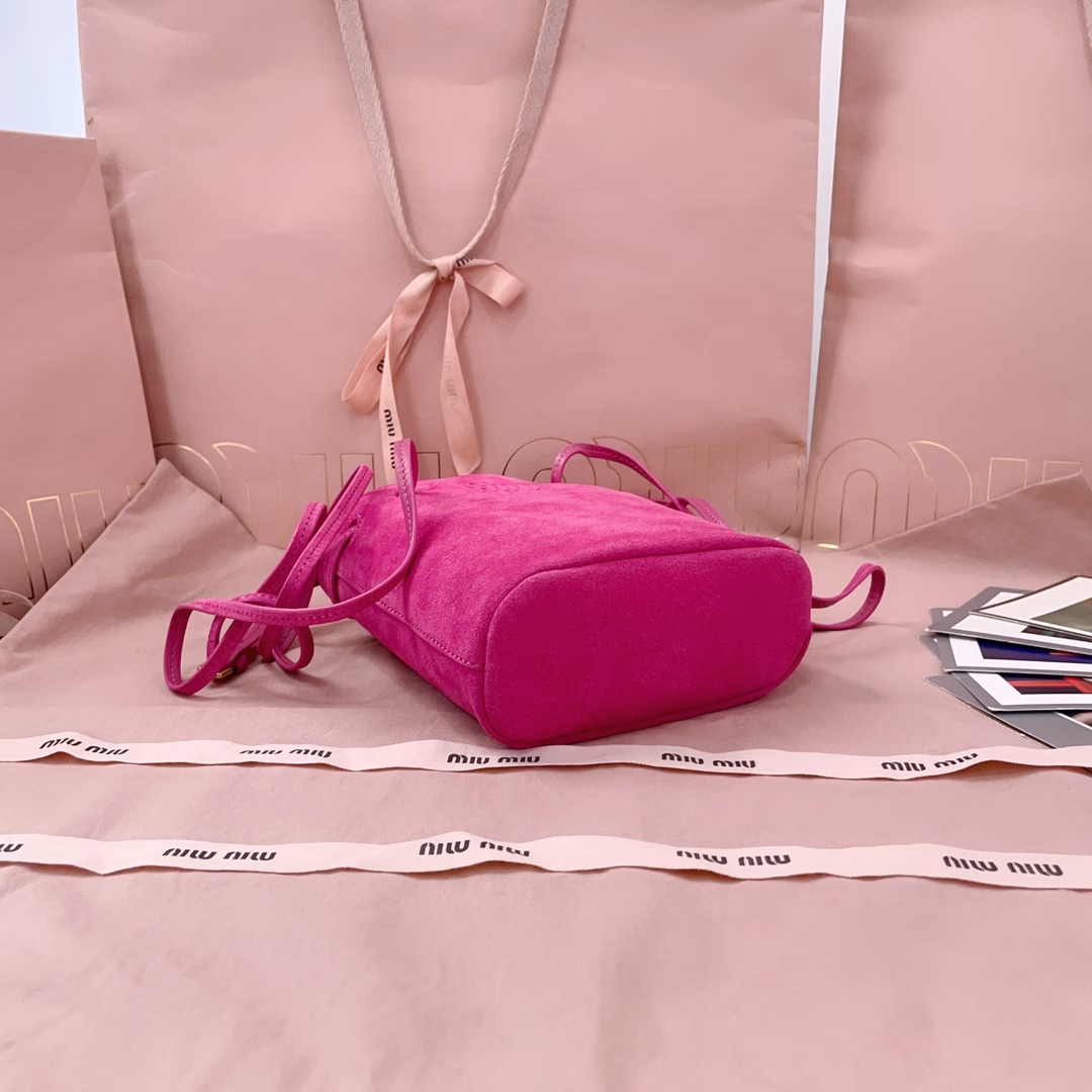 New suede mini bucket bag, high-grade soft leather, high cost performance, can handle various styles, very cute, can be shouldered, cross-body, hand-held, shoulder, changeable shape, the bag is small but very large