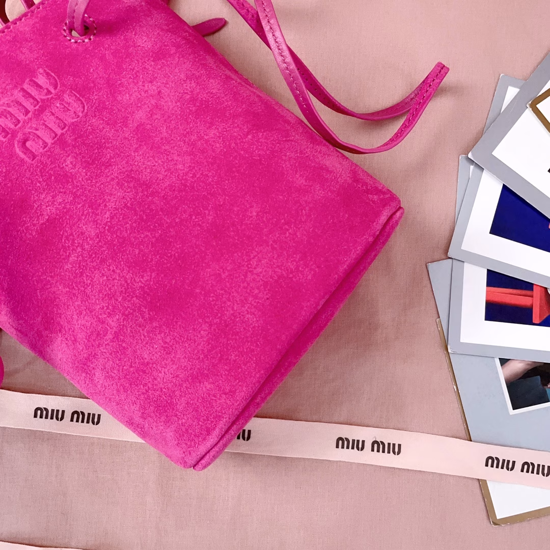 New suede mini bucket bag, high-grade soft leather, high cost performance, can handle various styles, very cute, can be shouldered, cross-body, hand-held, shoulder, changeable shape, the bag is small but very large