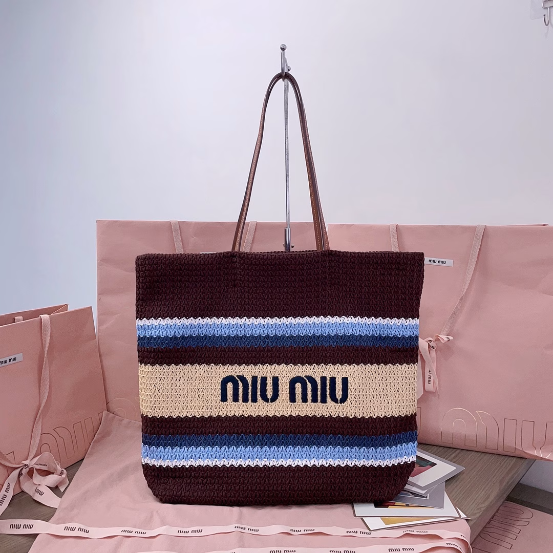 Imported raffia straw and cotton thread woven tote bag, fresh and pleasant blue tone, unique woven texture adds a touch of retro feeling, high-end and girly, iconic MiuMiu embroidery on the front, cotton lining, ultra-light, large capacity, a must-have for travel, suitable for all seasons, super beautiful in real life