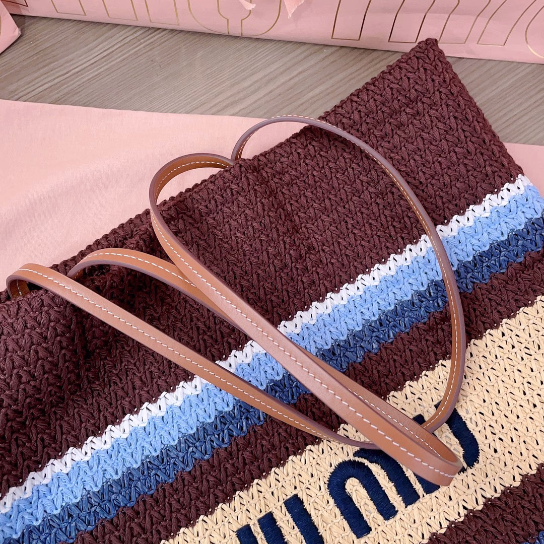 Imported raffia straw and cotton thread woven tote bag, fresh and pleasant blue tone, unique woven texture adds a touch of retro feeling, high-end and girly, iconic MiuMiu embroidery on the front, cotton lining, ultra-light, large capacity, a must-have for travel, suitable for all seasons, super beautiful in real life