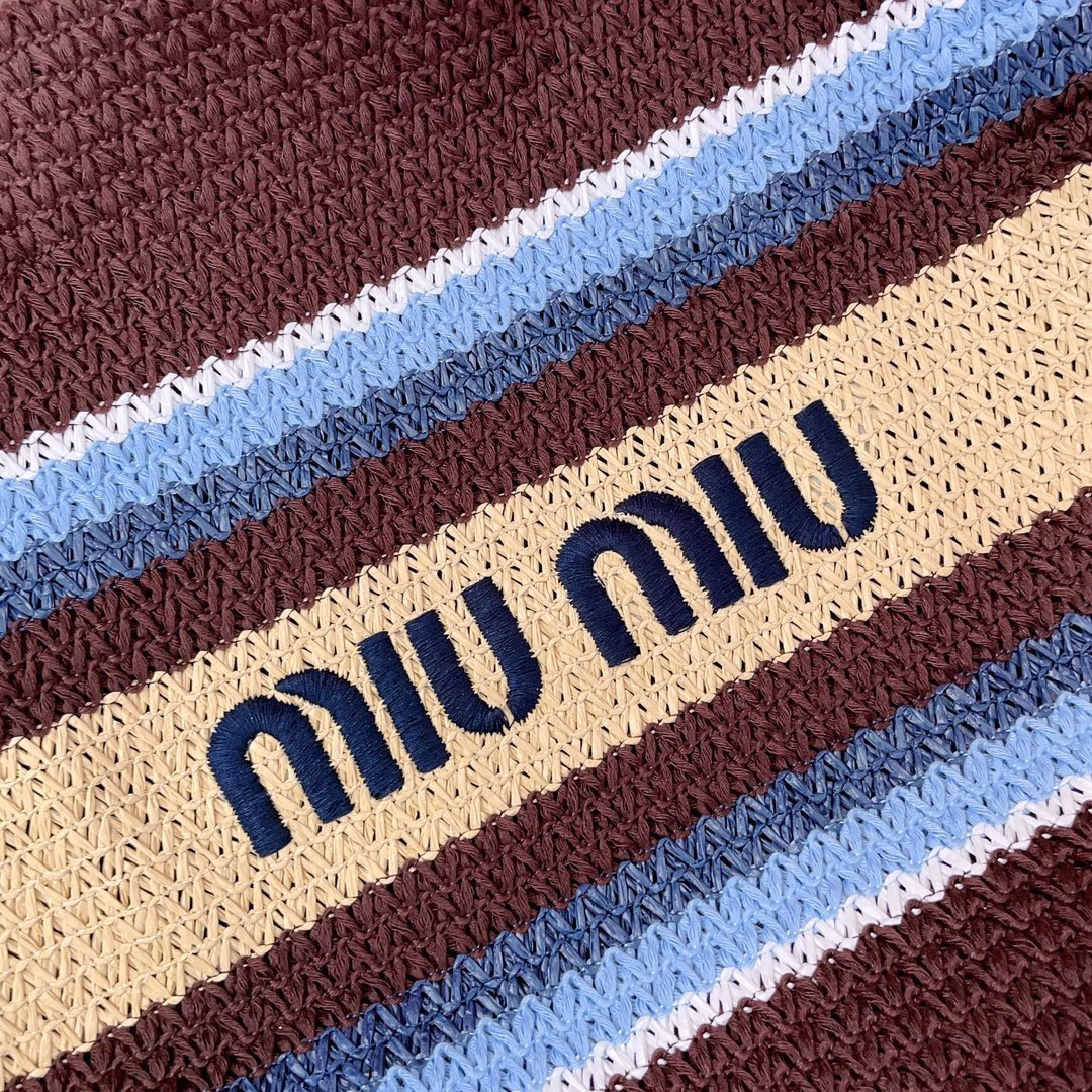 Imported raffia straw and cotton thread woven tote bag, fresh and pleasant blue tone, unique woven texture adds a touch of retro feeling, high-end and girly, iconic MiuMiu embroidery on the front, cotton lining, ultra-light, large capacity, a must-have for travel, suitable for all seasons, super beautiful in real life