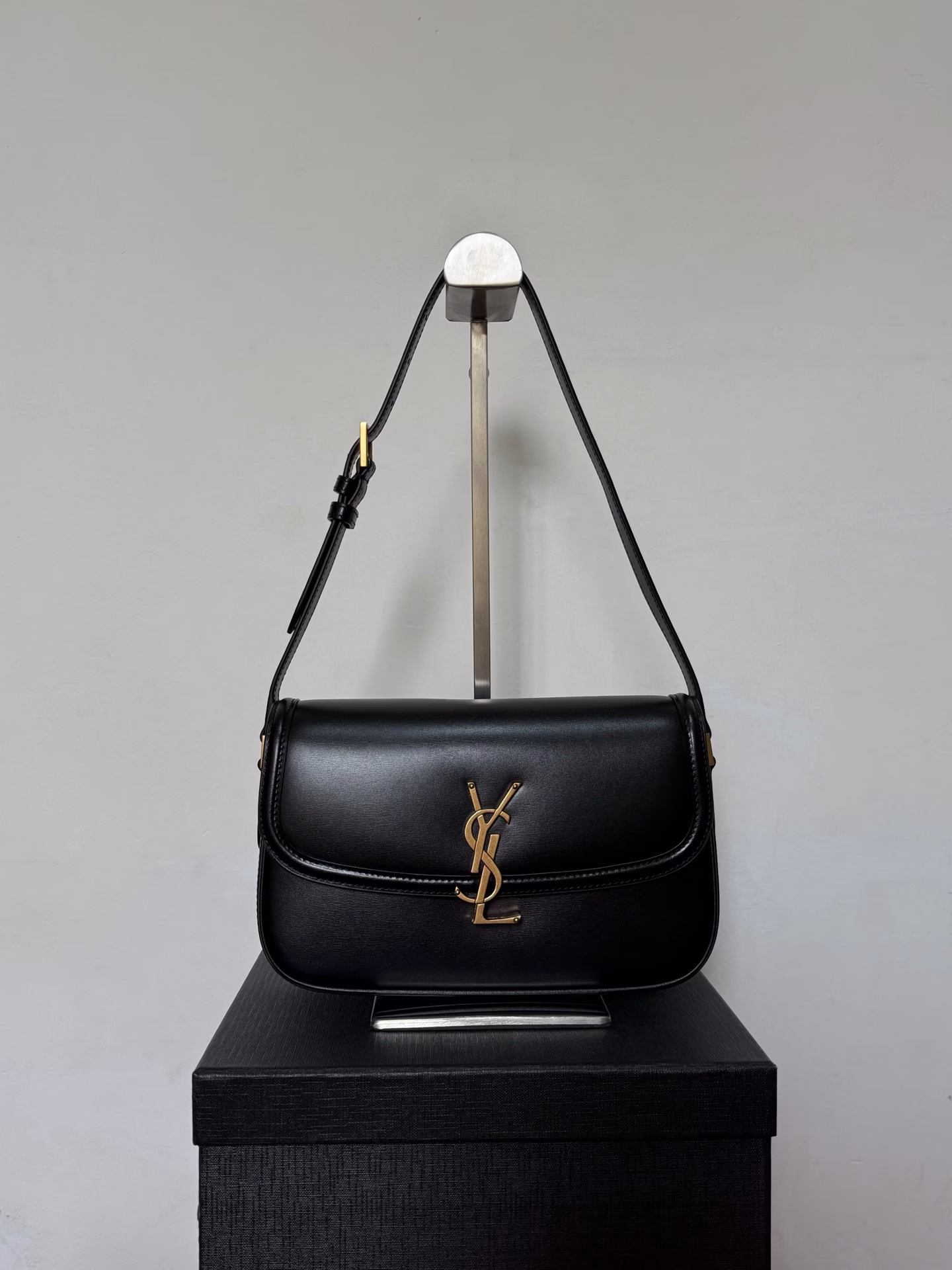 2025- Summer new Solferino tofu bagIt is the highlight of Sanint Laurent this season‼ ️It has already conquered the entire fashion circle just after it was launched!The simple design and smooth lines make this handbag very versatile💯Add the retro bronze hardware and innovative lock logo; I really like it more and more.