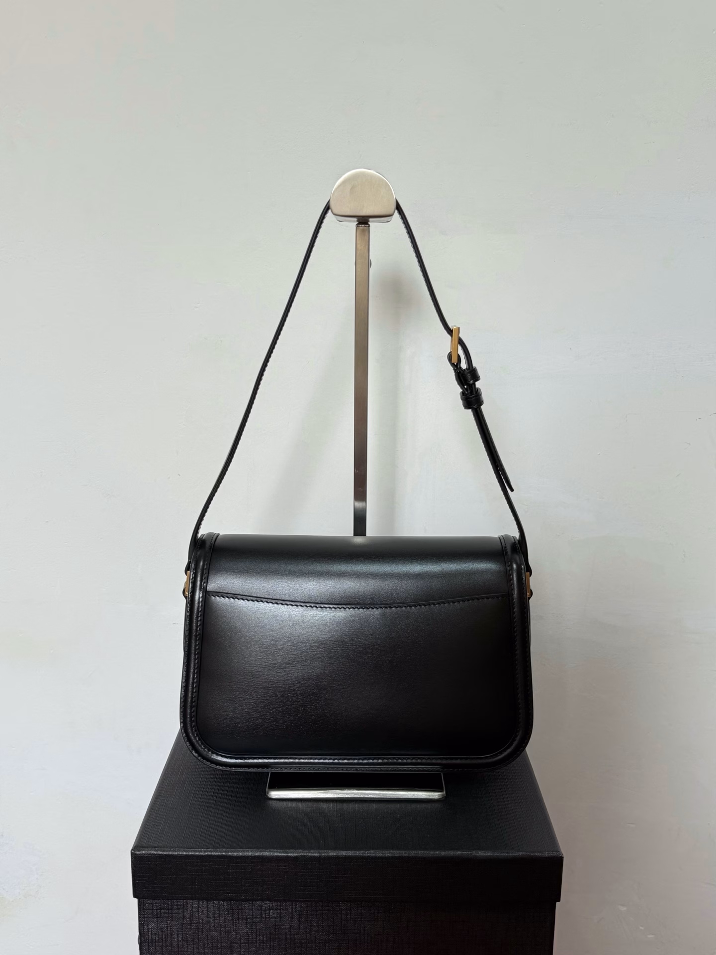 2025- Summer new Solferino tofu bagIt is the highlight of Sanint Laurent this season‼ ️It has already conquered the entire fashion circle just after it was launched!The simple design and smooth lines make this handbag very versatile💯Add the retro bronze hardware and innovative lock logo; I really like it more and more.