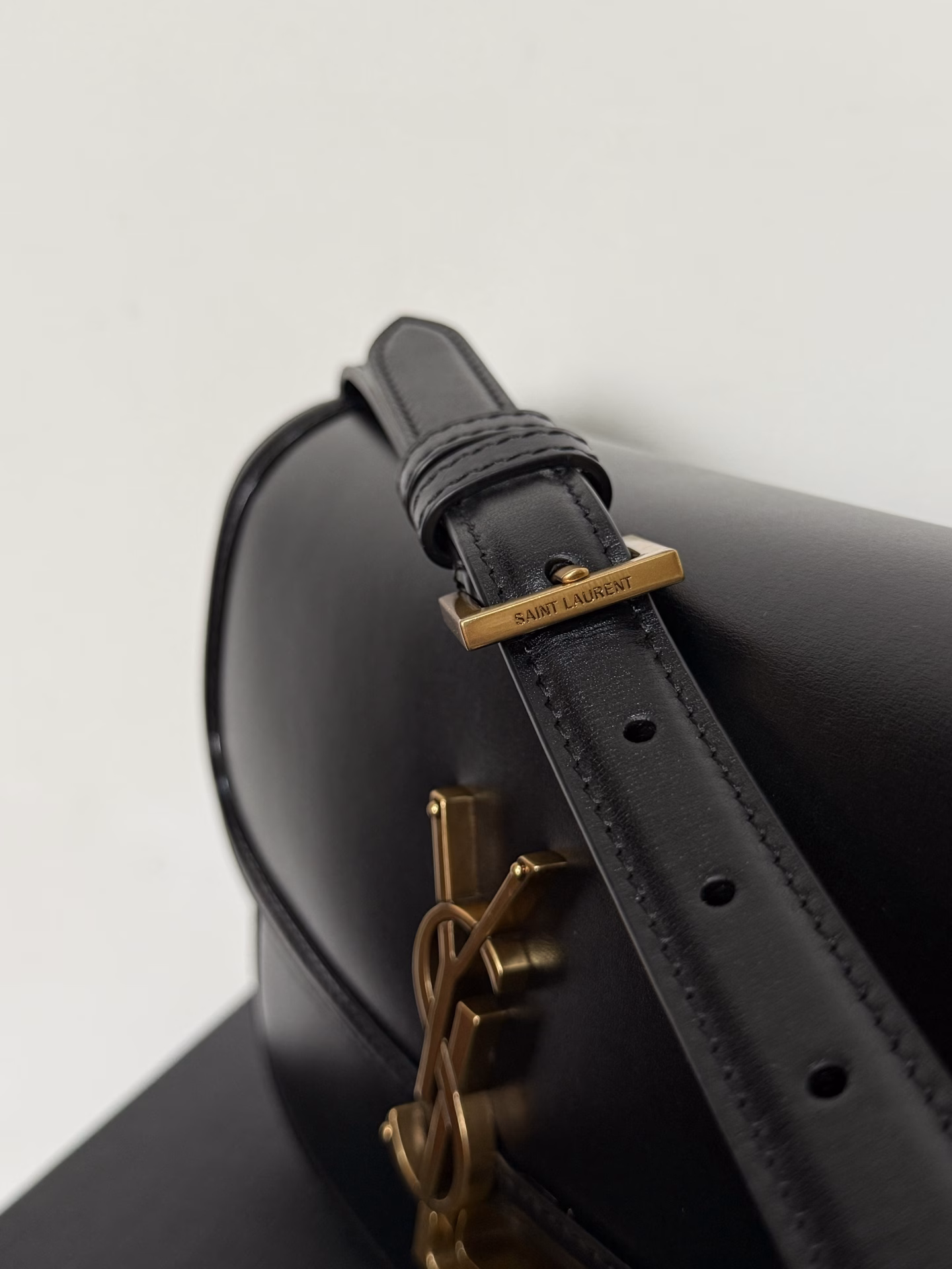 2025- Summer new Solferino tofu bagIt is the highlight of Sanint Laurent this season‼ ️It has already conquered the entire fashion circle just after it was launched!The simple design and smooth lines make this handbag very versatile💯Add the retro bronze hardware and innovative lock logo; I really like it more and more.