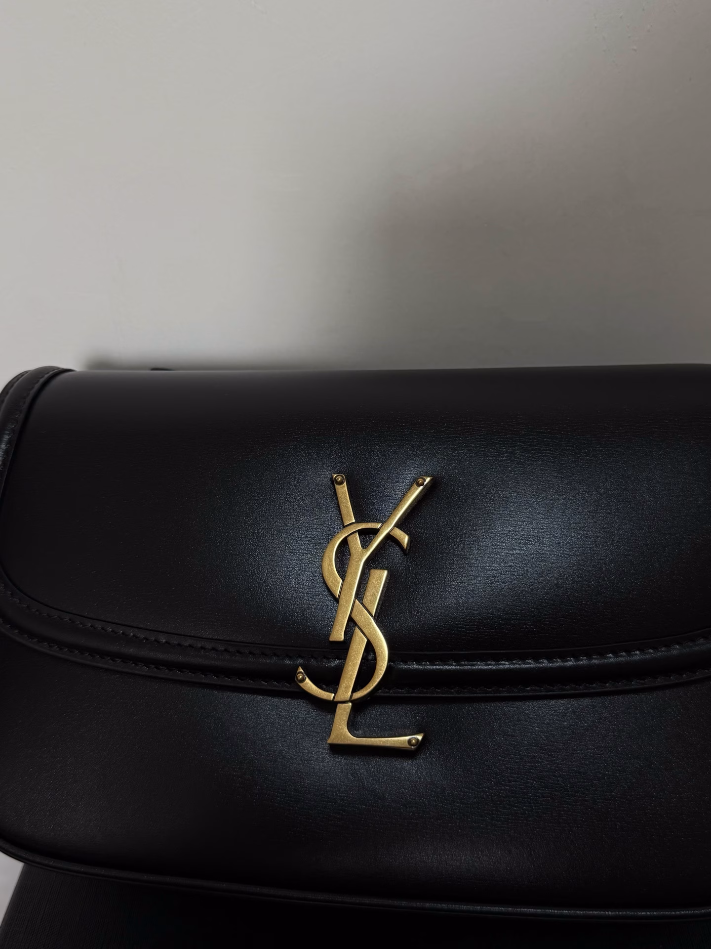 2025- Summer new Solferino tofu bagIt is the highlight of Sanint Laurent this season‼ ️It has already conquered the entire fashion circle just after it was launched!The simple design and smooth lines make this handbag very versatile💯Add the retro bronze hardware and innovative lock logo; I really like it more and more.