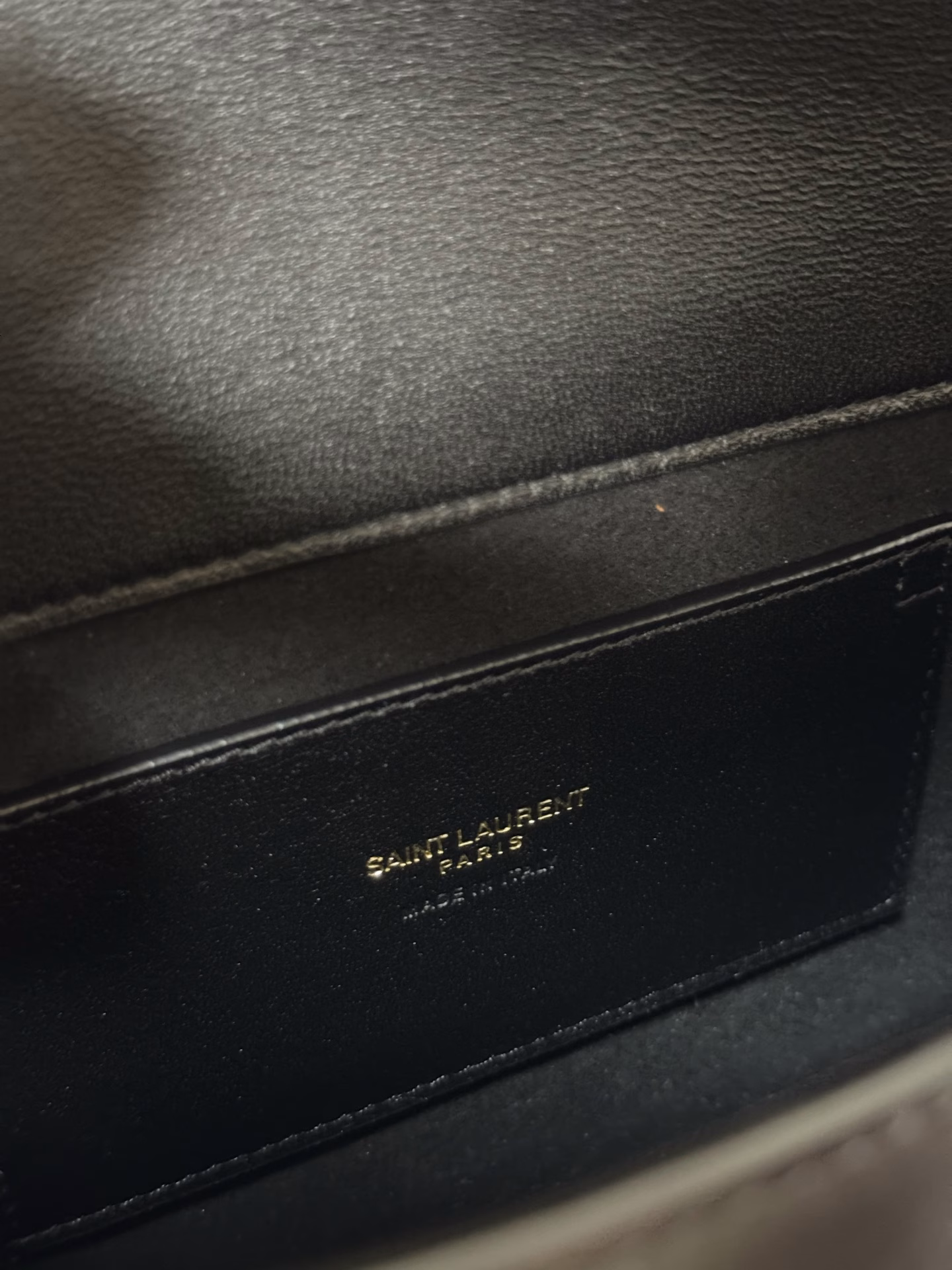 2025- Summer new Solferino tofu bagIt is the highlight of Sanint Laurent this season‼ ️It has already conquered the entire fashion circle just after it was launched!The simple design and smooth lines make this handbag very versatile💯Add the retro bronze hardware and innovative lock logo; I really like it more and more.