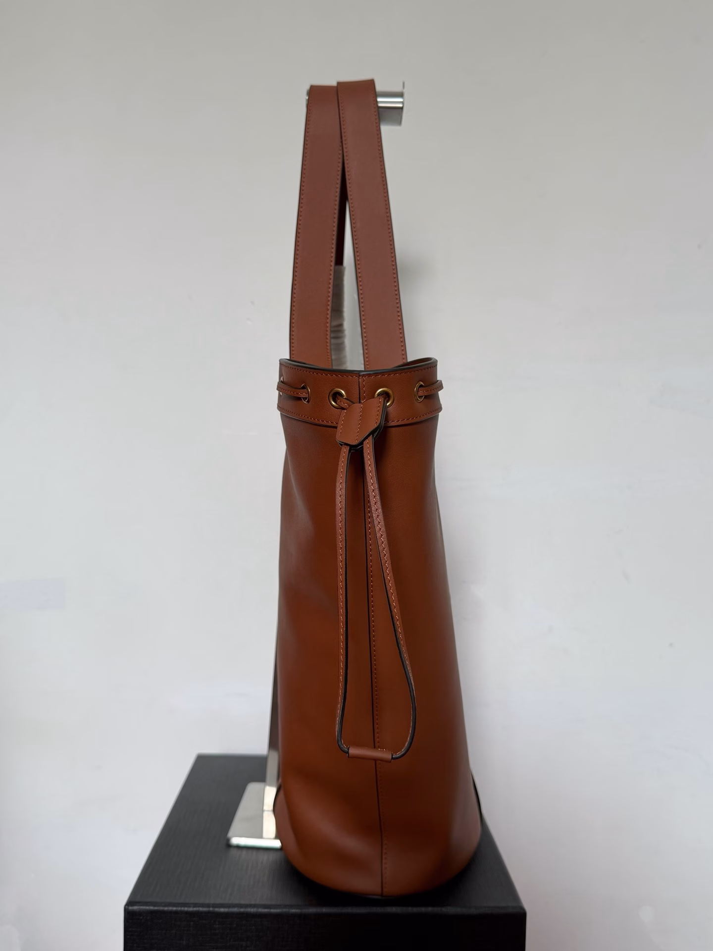 25 Early Spring New LARGE Tote Drawstring ModelThe body is made of fine-grained cowhide leather tote bag, with a full lining of suede in the same color, decorated with a beautiful 