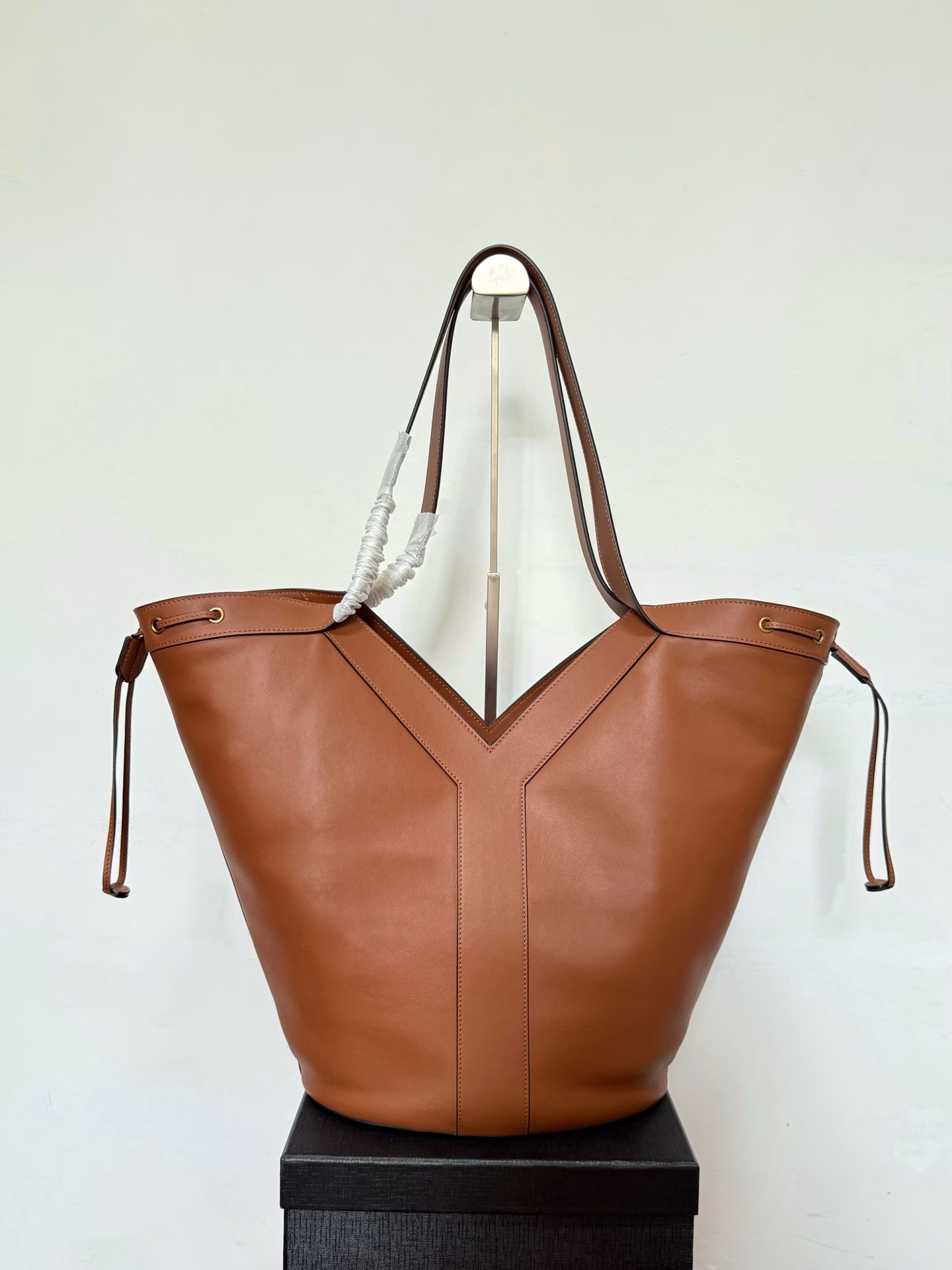 25 Early Spring New LARGE Tote Drawstring ModelThe body is made of fine-grained cowhide leather tote bag, with a full lining of suede in the same color, decorated with a beautiful 