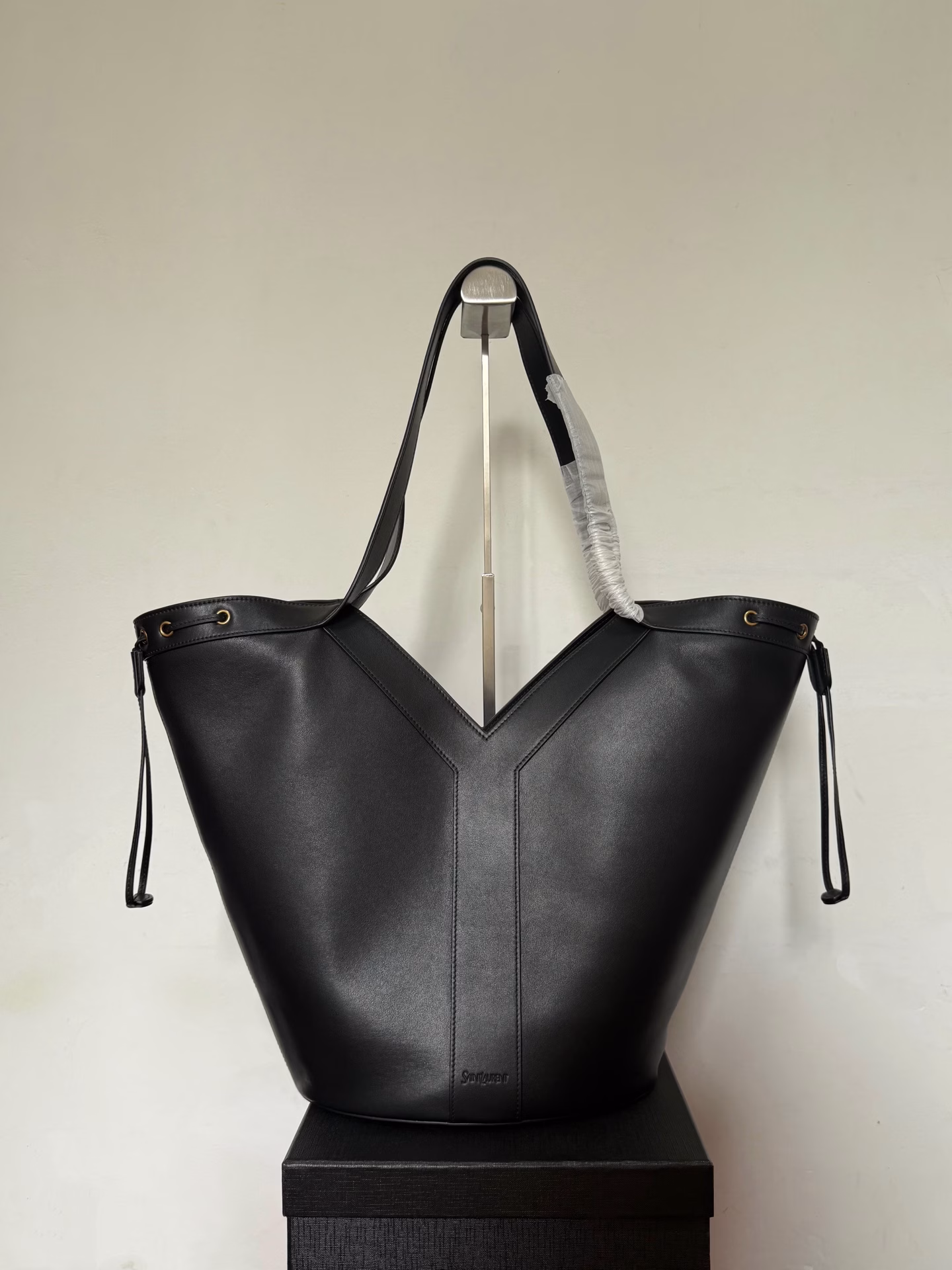 25 Early Spring New LARGE Tote Drawstring ModelThe body is made of fine-grained cowhide leather tote bag, with a full lining of suede in the same color, decorated with a beautiful 