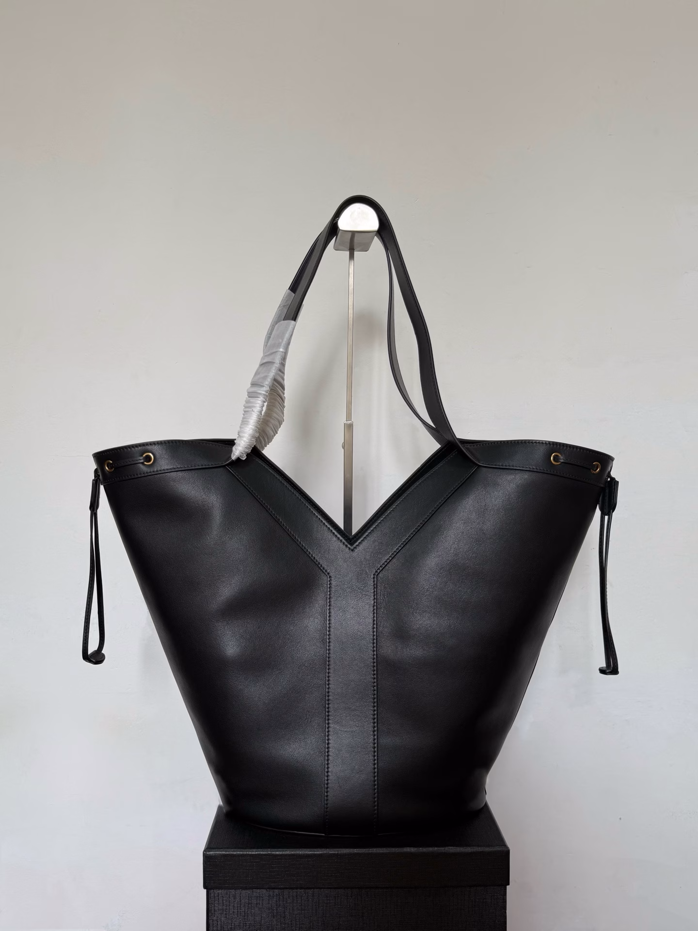 25 Early Spring New LARGE Tote Drawstring ModelThe body is made of fine-grained cowhide leather tote bag, with a full lining of suede in the same color, decorated with a beautiful 