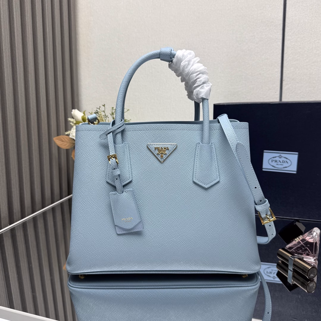 The Prada Double handbag renews the brand's classic design with exquisite details and a compact design. The same-color leather triangle on the front is added with a glittering classic metal letter logo, with a detachable shoulder strap, suitable for shoulder or crossbody, with a tag accessory, built-in double compartment, and a middle inner pocket💪💪Perfect details goddess must-have