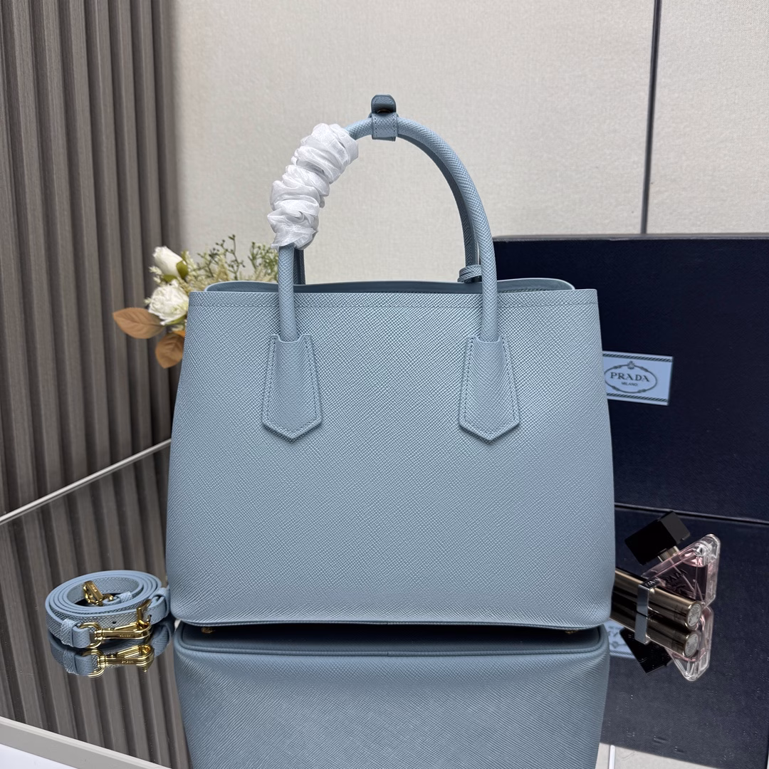 The Prada Double handbag renews the brand's classic design with exquisite details and a compact design. The same-color leather triangle on the front is added with a glittering classic metal letter logo, with a detachable shoulder strap, suitable for shoulder or crossbody, with a tag accessory, built-in double compartment, and a middle inner pocket💪💪Perfect details goddess must-have