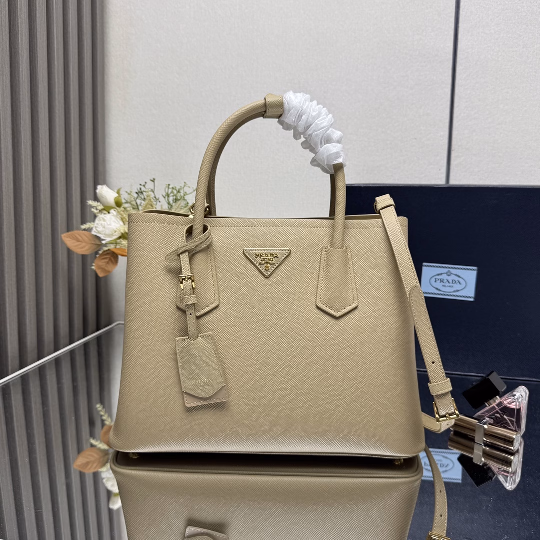 The Prada Double handbag renews the brand's classic design with exquisite details and a compact design. The same-color leather triangle on the front is added with a glittering classic metal letter logo, with a detachable shoulder strap, suitable for shoulder or crossbody, with a tag accessory, built-in double compartment, and a middle inner pocket💪💪Perfect details goddess must-have