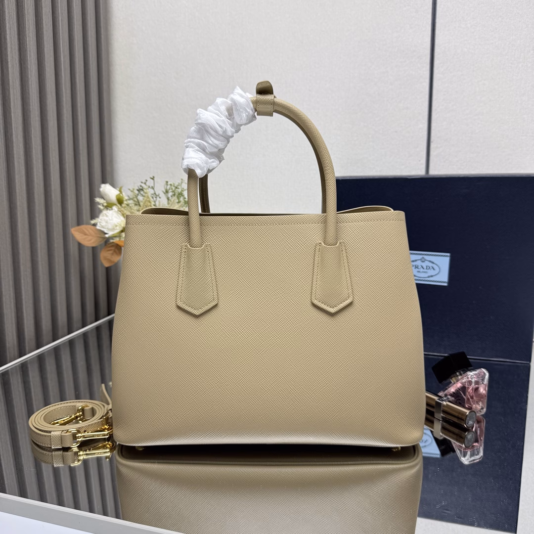 The Prada Double handbag renews the brand's classic design with exquisite details and a compact design. The same-color leather triangle on the front is added with a glittering classic metal letter logo, with a detachable shoulder strap, suitable for shoulder or crossbody, with a tag accessory, built-in double compartment, and a middle inner pocket💪💪Perfect details goddess must-have