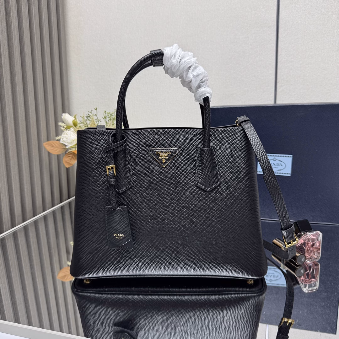 The Prada Double handbag renews the brand's classic design with exquisite details and a compact design. The same-color leather triangle on the front is added with a glittering classic metal letter logo, with a detachable shoulder strap, suitable for shoulder or crossbody, with a tag accessory, built-in double compartment, and a middle inner pocket💪💪Perfect details goddess must-have