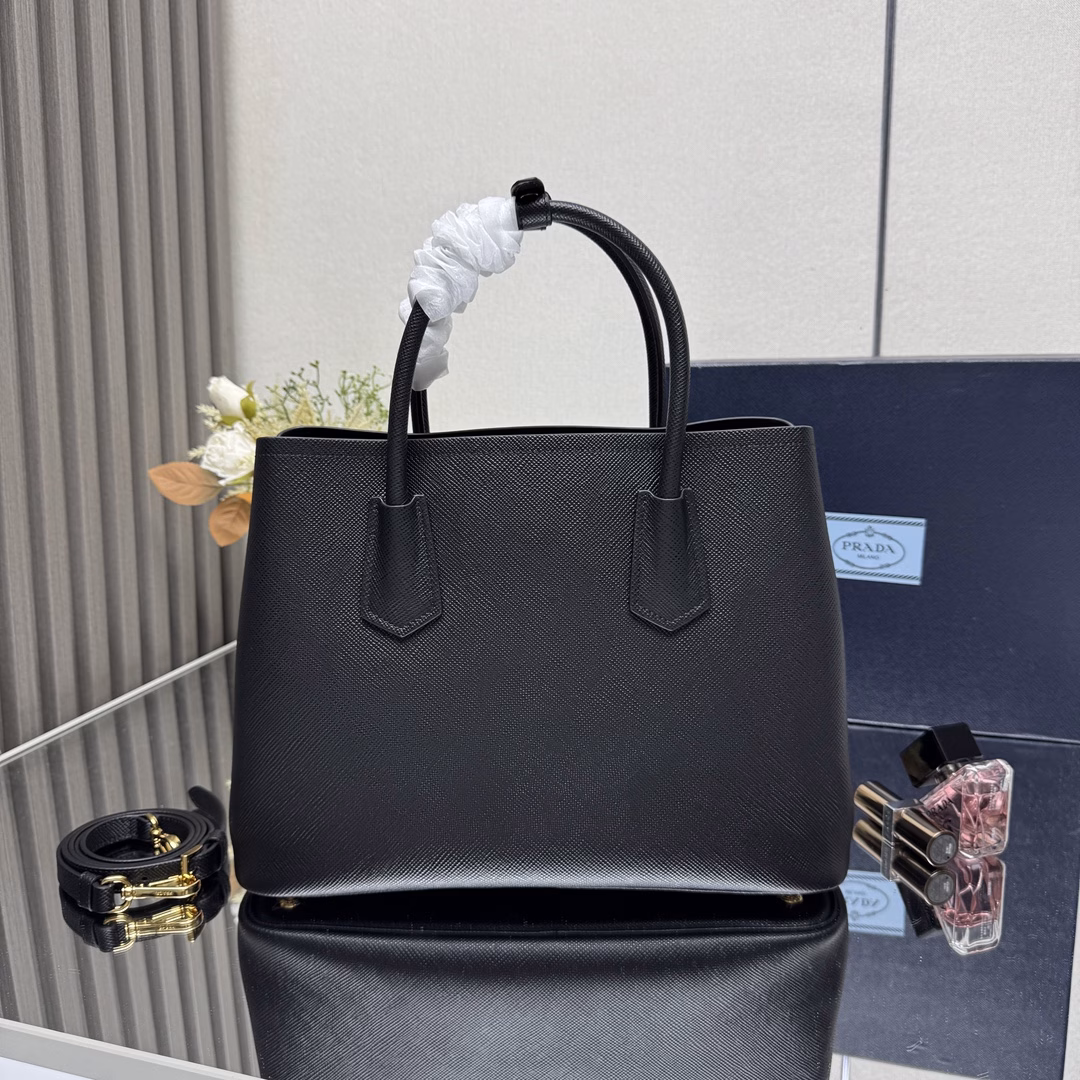 The Prada Double handbag renews the brand's classic design with exquisite details and a compact design. The same-color leather triangle on the front is added with a glittering classic metal letter logo, with a detachable shoulder strap, suitable for shoulder or crossbody, with a tag accessory, built-in double compartment, and a middle inner pocket💪💪Perfect details goddess must-have