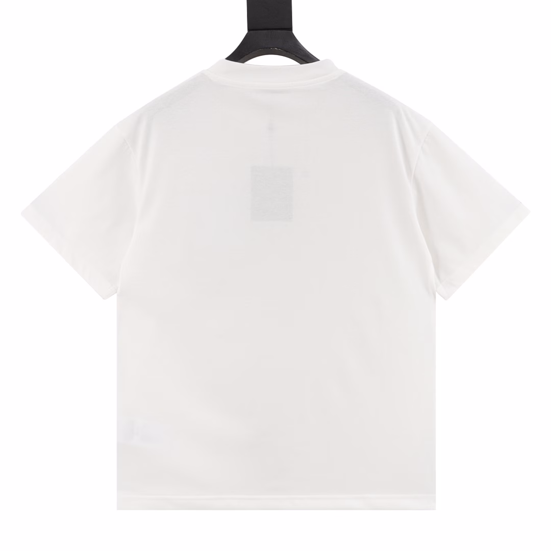 Louis Vuitton Chest Monogram Pocket Round Neck Short SleeveUsing 32S double yarn Cel cotton, 230g; 32S double yarn ribbed, 300g. Cel cotton has fine hair, and it is a green fiber made from natural plants. It has excellent moisture absorption, smoothness, and comfort, etc., overcoming the defects of low strength of ordinary viscose fiber, especially low wet strength. Because the hair is parallel and neat, it is not easy to wrinkle or deform; it presents the unique glossy touch of velvet.