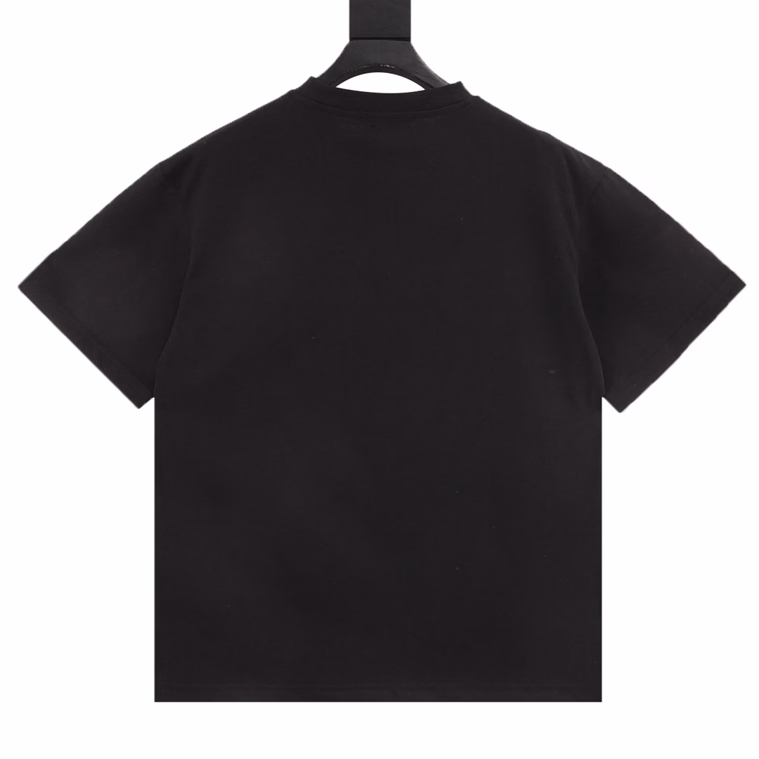 Louis Vuitton Chest Monogram Pocket Round Neck Short SleeveUsing 32S double yarn Cel cotton, 230g; 32S double yarn ribbed, 300g. Cel cotton has fine hair, and it is a green fiber made from natural plants. It has excellent moisture absorption, smoothness, and comfort, etc., overcoming the defects of low strength of ordinary viscose fiber, especially low wet strength. Because the hair is parallel and neat, it is not easy to wrinkle or deform; it presents the unique glossy touch of velvet.