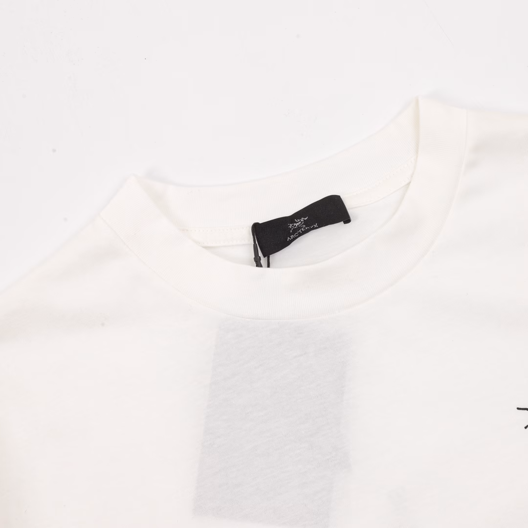 ARC' TERYX/Archaeopteryx front and back logo printed short-sleeved T-shirtThe fabric is made of 260g combed cotton, customized 32-count 1*1 thread, and the garment is washed twice. The fabric is comfortable and skin-friendly without any strange feeling. The custom-made dyed fabric has high textile density, good drape, and is not easy to deform. The thick weave plus the compact spinning process will not affect the breathability of the fabric. The color saturation is very high. This model is a treasure-level product that you absolutely cannot miss! !