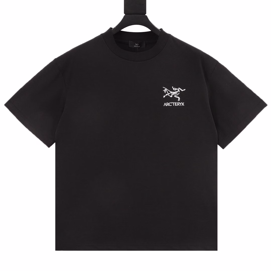 ARC' TERYX/Archaeopteryx front and back logo printed short-sleeved T-shirtThe fabric is made of 260g combed cotton, customized 32-count 1*1 thread, and the garment is washed twice. The fabric is comfortable and skin-friendly without any strange feeling. The custom-made dyed fabric has high textile density, good drape, and is not easy to deform. The thick weave plus the compact spinning process will not affect the breathability of the fabric. The color saturation is very high. This model is a treasure-level product that you absolutely cannot miss! !