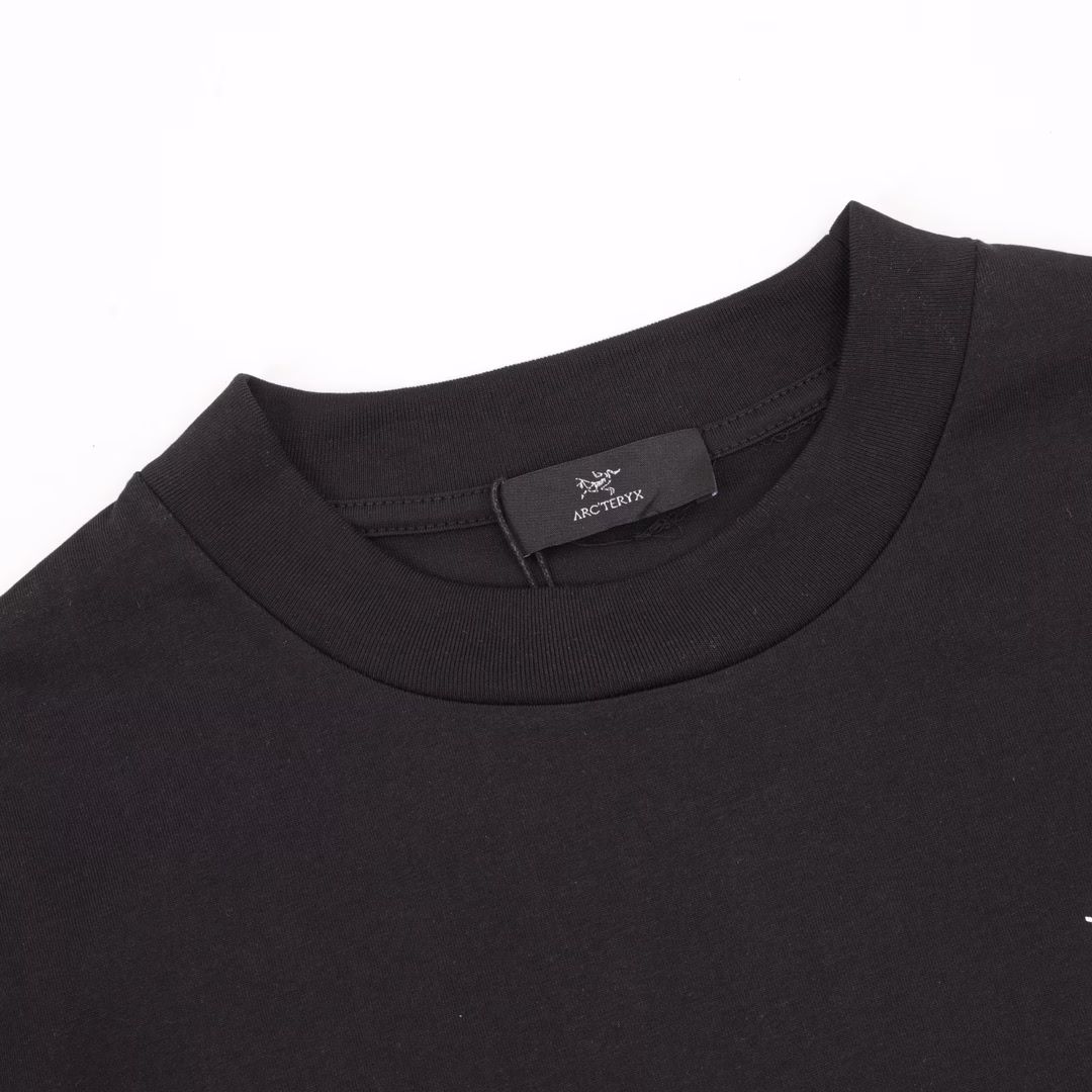 ARC' TERYX/Archaeopteryx front and back logo printed short-sleeved T-shirtThe fabric is made of 260g combed cotton, customized 32-count 1*1 thread, and the garment is washed twice. The fabric is comfortable and skin-friendly without any strange feeling. The custom-made dyed fabric has high textile density, good drape, and is not easy to deform. The thick weave plus the compact spinning process will not affect the breathability of the fabric. The color saturation is very high. This model is a treasure-level product that you absolutely cannot miss! !