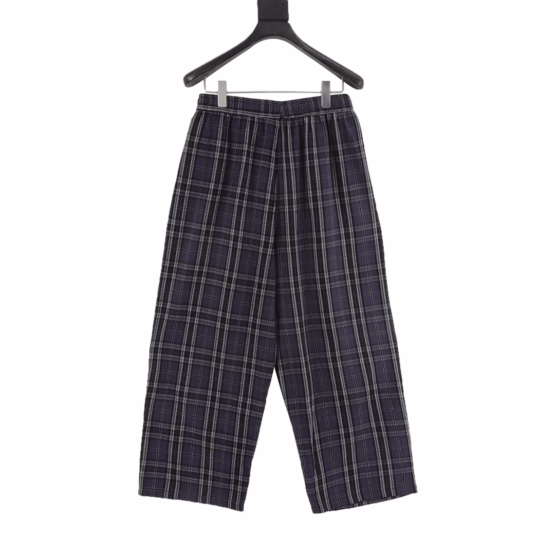 Balenciaga Plaid TrousersThe BLCG design language is highlighted by enlarging the traditional sportswear version, presenting a signature silhouette that combines functionality and aesthetics, with a small logo that can be matched with anything. The sewing machine needle uses a No. 9 round-head needle, which does not pierce or break the fabric fibers. The thread density is 3CM/14 needles, which is tight and not loose or sparse. The sewing thread uses imported oil-proof treated thread, which will not cause oil stains. The can is an imported silver sword with a knife, which does not eat or leave any excess fabric, giving it a high-quality brand feel.