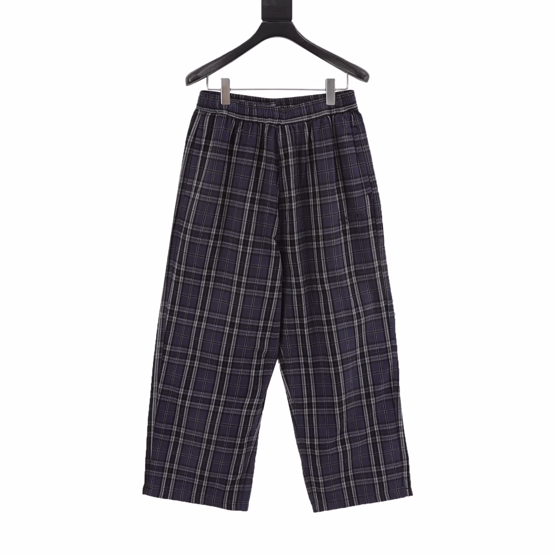 Balenciaga Plaid TrousersThe BLCG design language is highlighted by enlarging the traditional sportswear version, presenting a signature silhouette that combines functionality and aesthetics, with a small logo that can be matched with anything. The sewing machine needle uses a No. 9 round-head needle, which does not pierce or break the fabric fibers. The thread density is 3CM/14 needles, which is tight and not loose or sparse. The sewing thread uses imported oil-proof treated thread, which will not cause oil stains. The can is an imported silver sword with a knife, which does not eat or leave any excess fabric, giving it a high-quality brand feel.