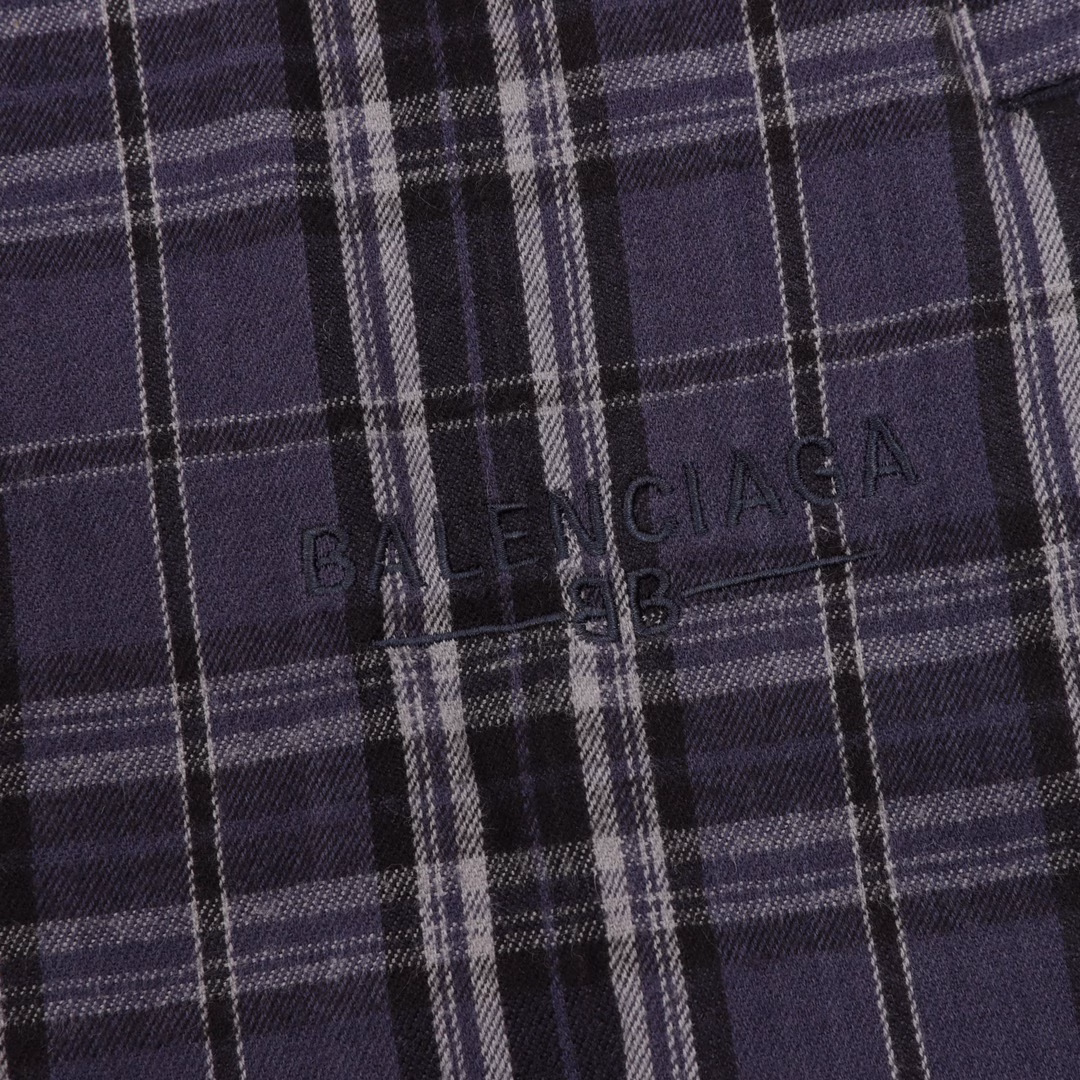 Balenciaga Plaid TrousersThe BLCG design language is highlighted by enlarging the traditional sportswear version, presenting a signature silhouette that combines functionality and aesthetics, with a small logo that can be matched with anything. The sewing machine needle uses a No. 9 round-head needle, which does not pierce or break the fabric fibers. The thread density is 3CM/14 needles, which is tight and not loose or sparse. The sewing thread uses imported oil-proof treated thread, which will not cause oil stains. The can is an imported silver sword with a knife, which does not eat or leave any excess fabric, giving it a high-quality brand feel.