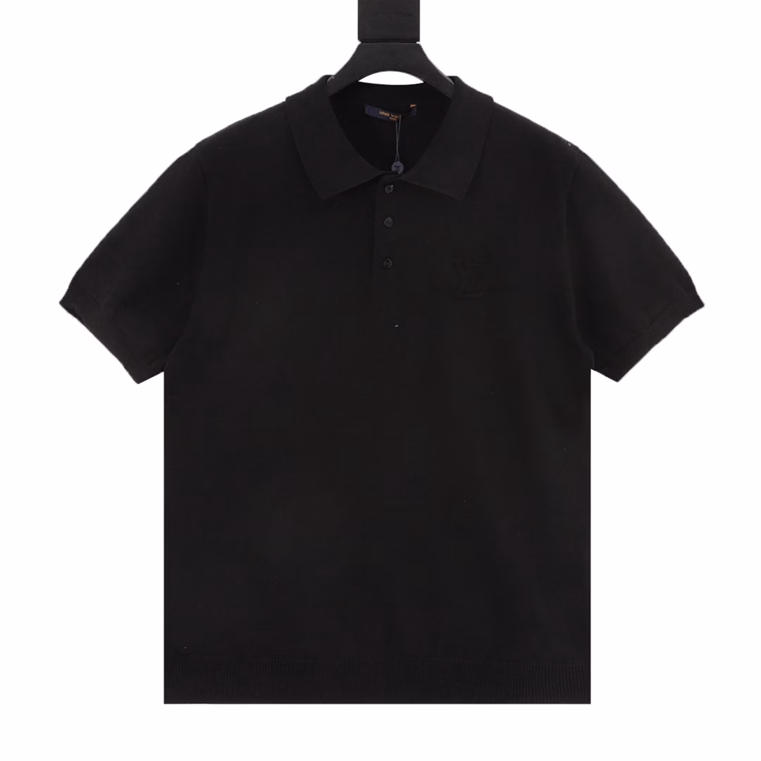 Louis Vuitton Letter Wool Short Sleeve POLO ShirtOriginally purchased, made of high-quality pure cotton 14s fine knitted pieces, and German imported jacquard machine woven pieces. Computer scanned chest to draw letter patterns. Jacquard uses imported high-quality cotton yarn textiles to form jacquard pattern structures with warp and weft interlaced. The warp and weft structures are changed during fabric weaving to form patterns, and the patterns are delicate and exquisite. The fabric is made of extremely fine woven pieces, which have a soft touch and are not easily deformed after being specially washed. The overall texture is delicate and smooth, with good gloss and great breathability. The splicing of the armhole and the body is treated with fine needle reduction instead of direct sewing, which consumes more time but also has a stronger sense of detail. The yarn itself is ductile, and the upper body has a sense of drape without tightness and body wrapping. The subsequent washing treatment of the yarn softens the touch of the woven piece while still retaining the original sense of width.