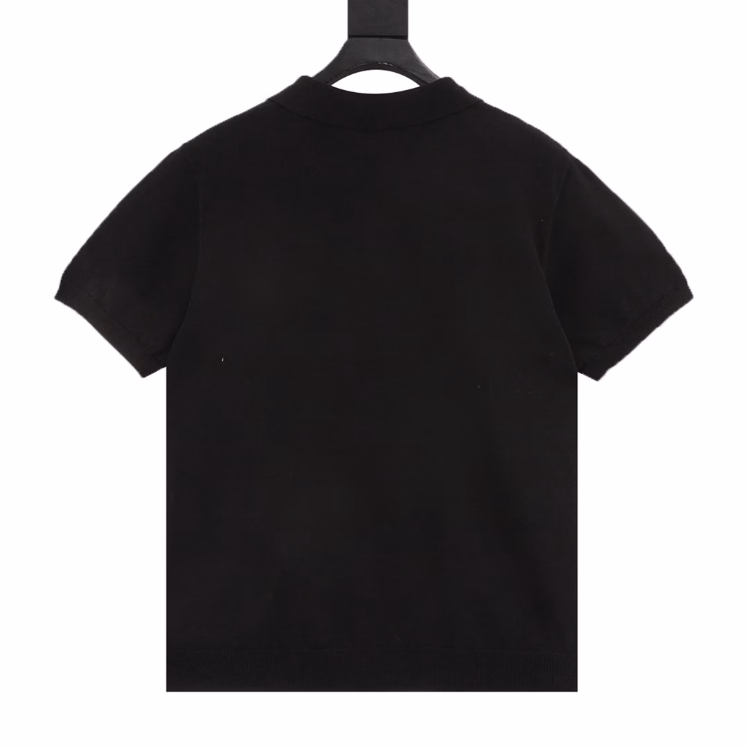 Louis Vuitton Letter Wool Short Sleeve POLO ShirtOriginally purchased, made of high-quality pure cotton 14s fine knitted pieces, and German imported jacquard machine woven pieces. Computer scanned chest to draw letter patterns. Jacquard uses imported high-quality cotton yarn textiles to form jacquard pattern structures with warp and weft interlaced. The warp and weft structures are changed during fabric weaving to form patterns, and the patterns are delicate and exquisite. The fabric is made of extremely fine woven pieces, which have a soft touch and are not easily deformed after being specially washed. The overall texture is delicate and smooth, with good gloss and great breathability. The splicing of the armhole and the body is treated with fine needle reduction instead of direct sewing, which consumes more time but also has a stronger sense of detail. The yarn itself is ductile, and the upper body has a sense of drape without tightness and body wrapping. The subsequent washing treatment of the yarn softens the touch of the woven piece while still retaining the original sense of width.