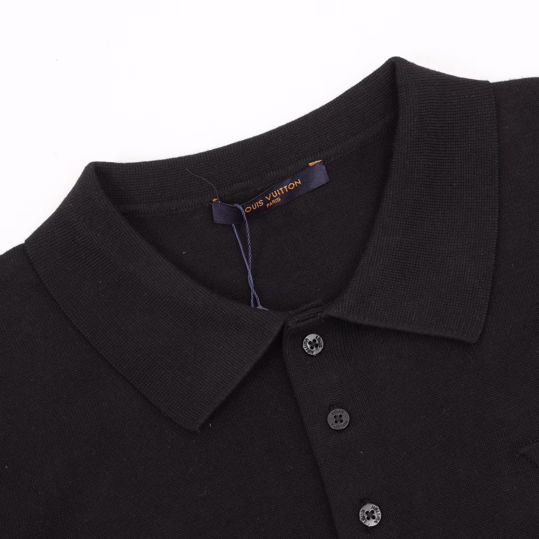 Louis Vuitton Letter Wool Short Sleeve POLO ShirtOriginally purchased, made of high-quality pure cotton 14s fine knitted pieces, and German imported jacquard machine woven pieces. Computer scanned chest to draw letter patterns. Jacquard uses imported high-quality cotton yarn textiles to form jacquard pattern structures with warp and weft interlaced. The warp and weft structures are changed during fabric weaving to form patterns, and the patterns are delicate and exquisite. The fabric is made of extremely fine woven pieces, which have a soft touch and are not easily deformed after being specially washed. The overall texture is delicate and smooth, with good gloss and great breathability. The splicing of the armhole and the body is treated with fine needle reduction instead of direct sewing, which consumes more time but also has a stronger sense of detail. The yarn itself is ductile, and the upper body has a sense of drape without tightness and body wrapping. The subsequent washing treatment of the yarn softens the touch of the woven piece while still retaining the original sense of width.