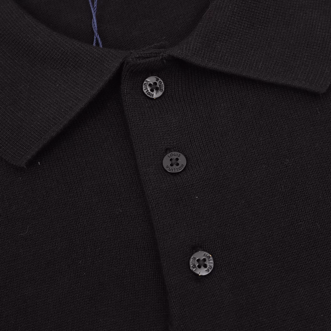 Louis Vuitton Letter Wool Short Sleeve POLO ShirtOriginally purchased, made of high-quality pure cotton 14s fine knitted pieces, and German imported jacquard machine woven pieces. Computer scanned chest to draw letter patterns. Jacquard uses imported high-quality cotton yarn textiles to form jacquard pattern structures with warp and weft interlaced. The warp and weft structures are changed during fabric weaving to form patterns, and the patterns are delicate and exquisite. The fabric is made of extremely fine woven pieces, which have a soft touch and are not easily deformed after being specially washed. The overall texture is delicate and smooth, with good gloss and great breathability. The splicing of the armhole and the body is treated with fine needle reduction instead of direct sewing, which consumes more time but also has a stronger sense of detail. The yarn itself is ductile, and the upper body has a sense of drape without tightness and body wrapping. The subsequent washing treatment of the yarn softens the touch of the woven piece while still retaining the original sense of width.