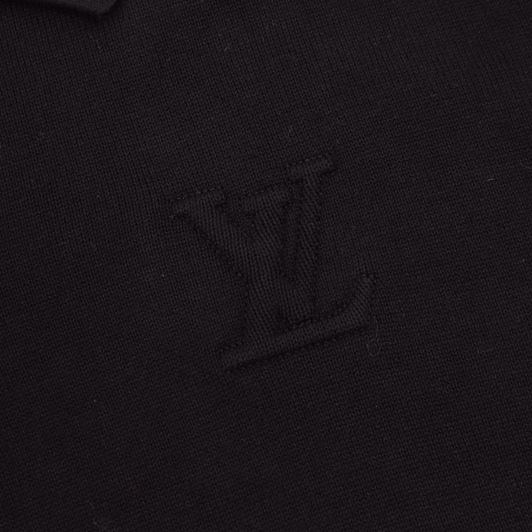 Louis Vuitton Letter Wool Short Sleeve POLO ShirtOriginally purchased, made of high-quality pure cotton 14s fine knitted pieces, and German imported jacquard machine woven pieces. Computer scanned chest to draw letter patterns. Jacquard uses imported high-quality cotton yarn textiles to form jacquard pattern structures with warp and weft interlaced. The warp and weft structures are changed during fabric weaving to form patterns, and the patterns are delicate and exquisite. The fabric is made of extremely fine woven pieces, which have a soft touch and are not easily deformed after being specially washed. The overall texture is delicate and smooth, with good gloss and great breathability. The splicing of the armhole and the body is treated with fine needle reduction instead of direct sewing, which consumes more time but also has a stronger sense of detail. The yarn itself is ductile, and the upper body has a sense of drape without tightness and body wrapping. The subsequent washing treatment of the yarn softens the touch of the woven piece while still retaining the original sense of width.