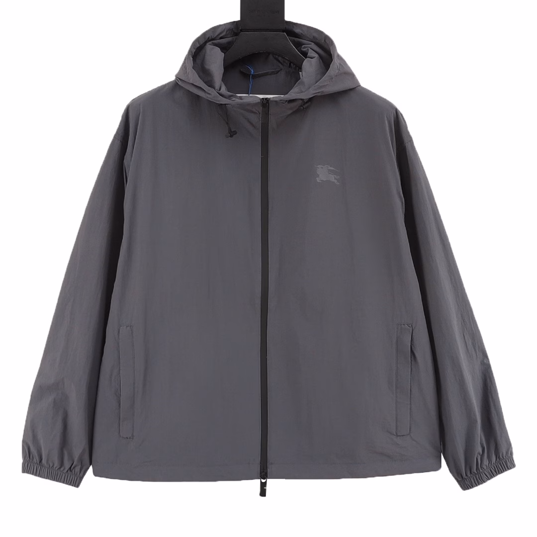 Burberry Equestrian Knight Badge Nylon Jacket[BUR's best-selling product, the treasure of the store] Awesome productOur store finally launched this early spring. The sports heavyweight is coming. The official website is facing the point of being sold out. You can imagine how popular this sports is! High-end outdoor sports and leisure series, very hot sports trend!