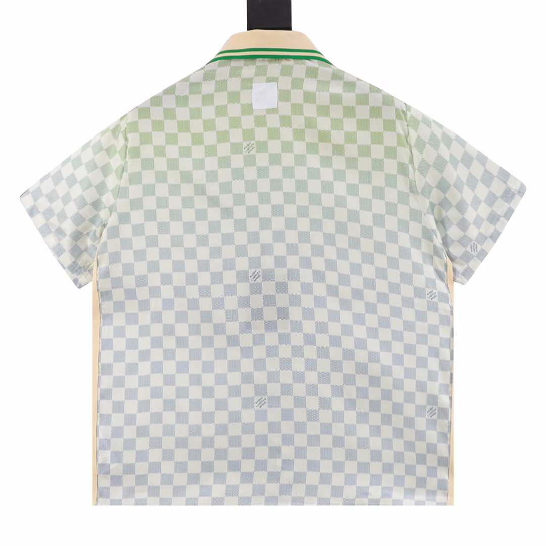 Louis Vuitton new gradient checkerboard lapel short-sleeved shirtImported mulberry silk fabric, super soft and delicate, skin-friendly and comfortable to wear. Delicate checkerboard gradient color processing, from the collar to the cuffs, the color flows naturally!