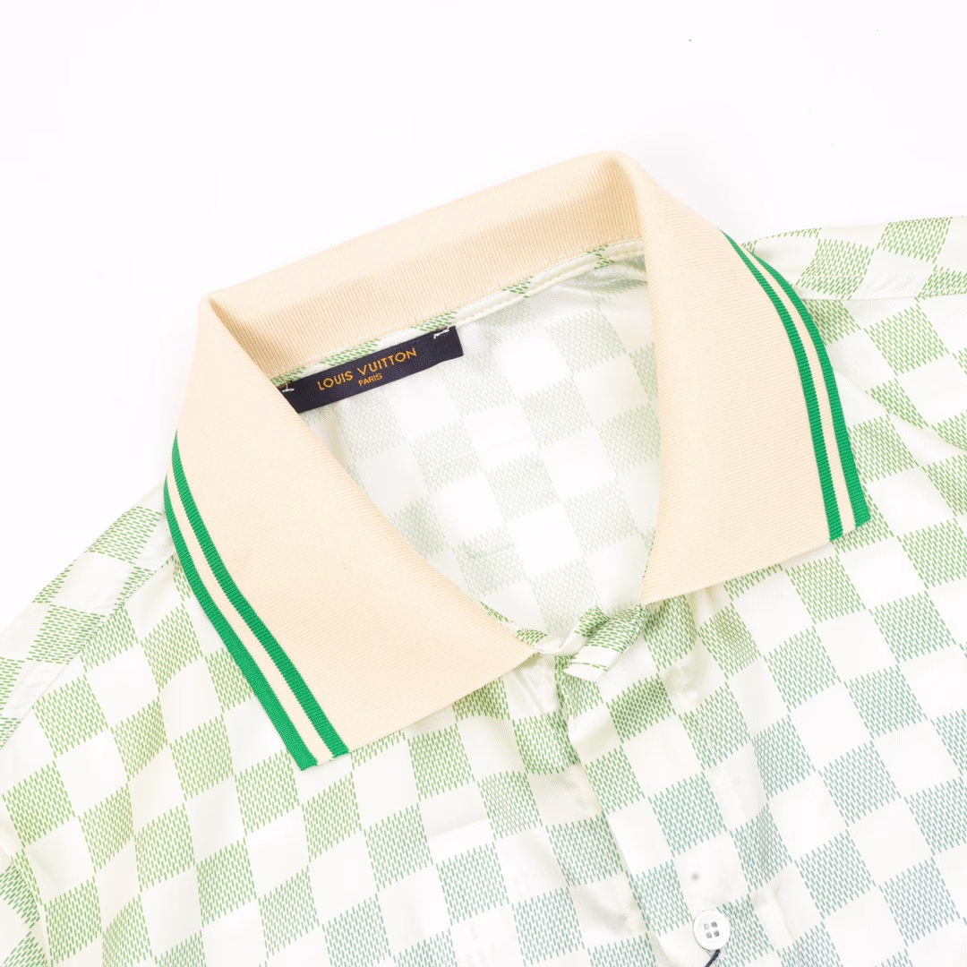 Louis Vuitton new gradient checkerboard lapel short-sleeved shirtImported mulberry silk fabric, super soft and delicate, skin-friendly and comfortable to wear. Delicate checkerboard gradient color processing, from the collar to the cuffs, the color flows naturally!