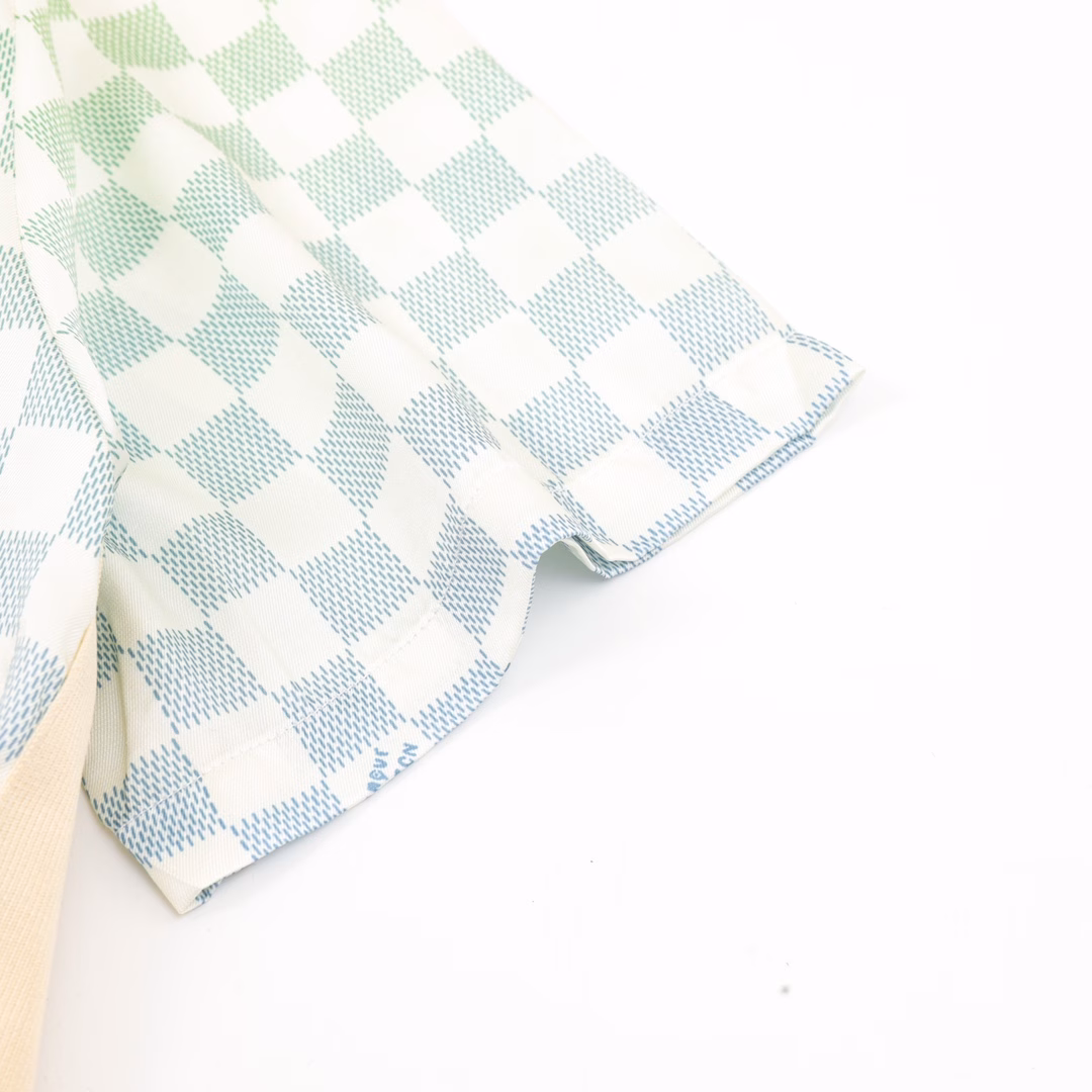 Louis Vuitton new gradient checkerboard lapel short-sleeved shirtImported mulberry silk fabric, super soft and delicate, skin-friendly and comfortable to wear. Delicate checkerboard gradient color processing, from the collar to the cuffs, the color flows naturally!