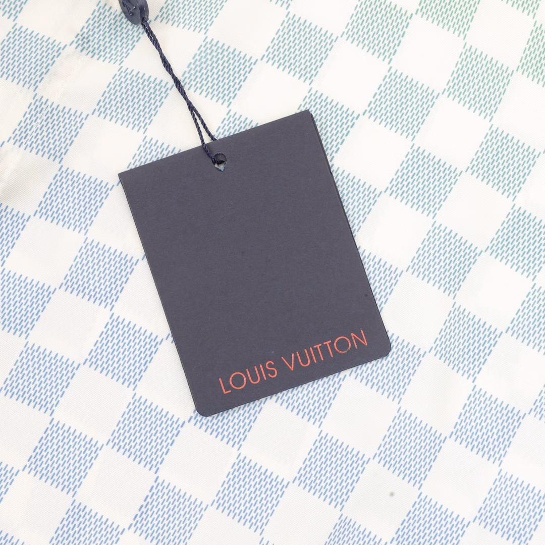 Louis Vuitton new gradient checkerboard lapel short-sleeved shirtImported mulberry silk fabric, super soft and delicate, skin-friendly and comfortable to wear. Delicate checkerboard gradient color processing, from the collar to the cuffs, the color flows naturally!